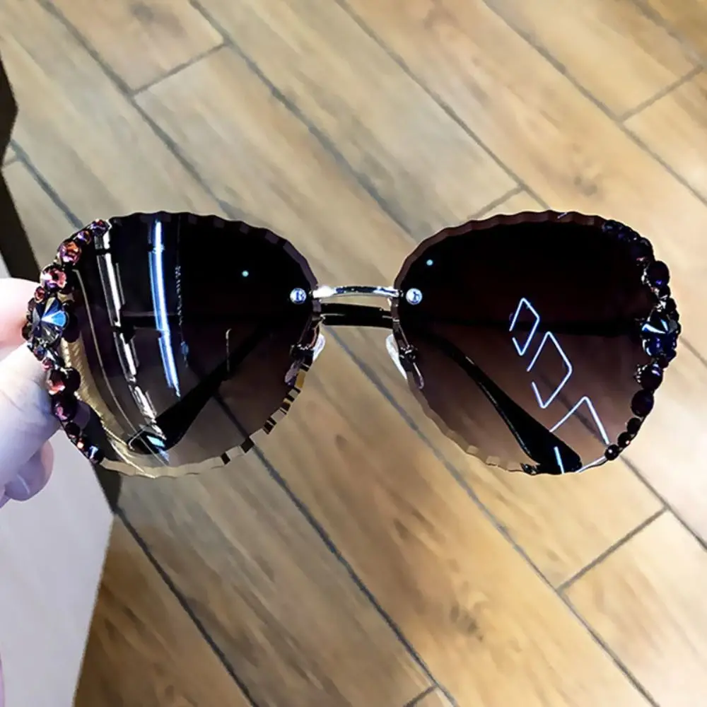 Rhinestone Decoration Retro Sunglasses Sun-Protective Korean Driving Glasses Frameless Eyewear Travel Accessories
Rhinestone Decoration Retro Sunglasses Sun-Protective Korean Driving Glasses Frameless Eyewear Travel Accessories