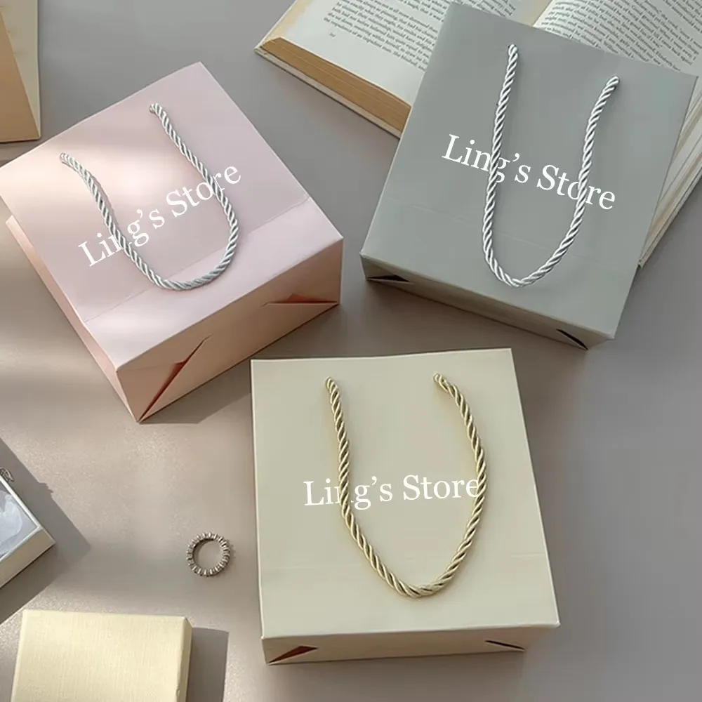 24pcs 14x15x7cm Custom Logo Jewelry Paper Handle Bags White Grey Pink Wedding Favors Gift Storage Packaging Personalized Pouch
24pcs 14x15x7cm Custom Logo Jewelry Paper Handle Bags White Grey Pink Wedding Favors Gift Storage Packaging Personalized Pouch