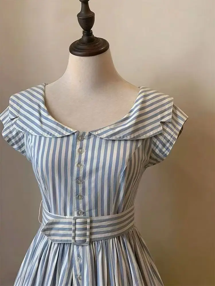 Retro Striped Dress For Women In Summer, Simple And Fashionable With A Waist Belt, Mid Length Skirt
Retro Striped Dress For Women In Summer, Simple And Fashionable With A Waist Belt, Mid Length Skirt