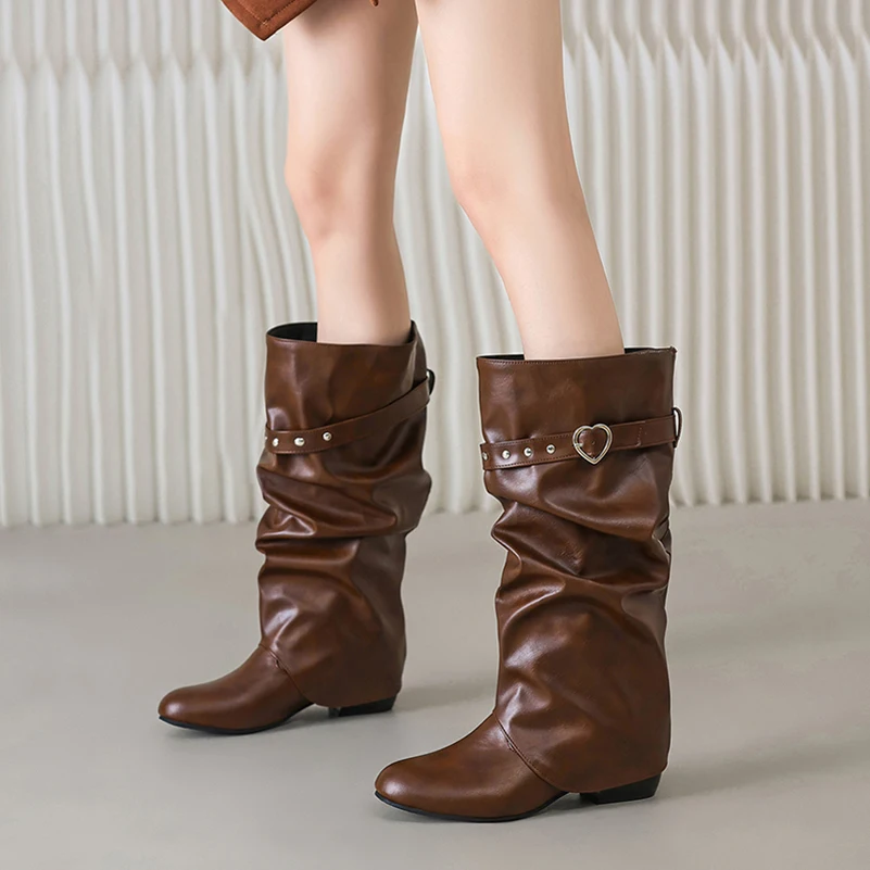 Plus Size Round Toe Low Heel Rivet Slip On Mid-Calf Boots Breathable Inner Heart-Shaped Metal Belt Buckle Classic Popular Boots
Plus Size Round Toe Low Heel Rivet Slip On Mid-Calf Boots Breathable Inner Heart-Shaped Metal Belt Buckle Classic Popular Boots
