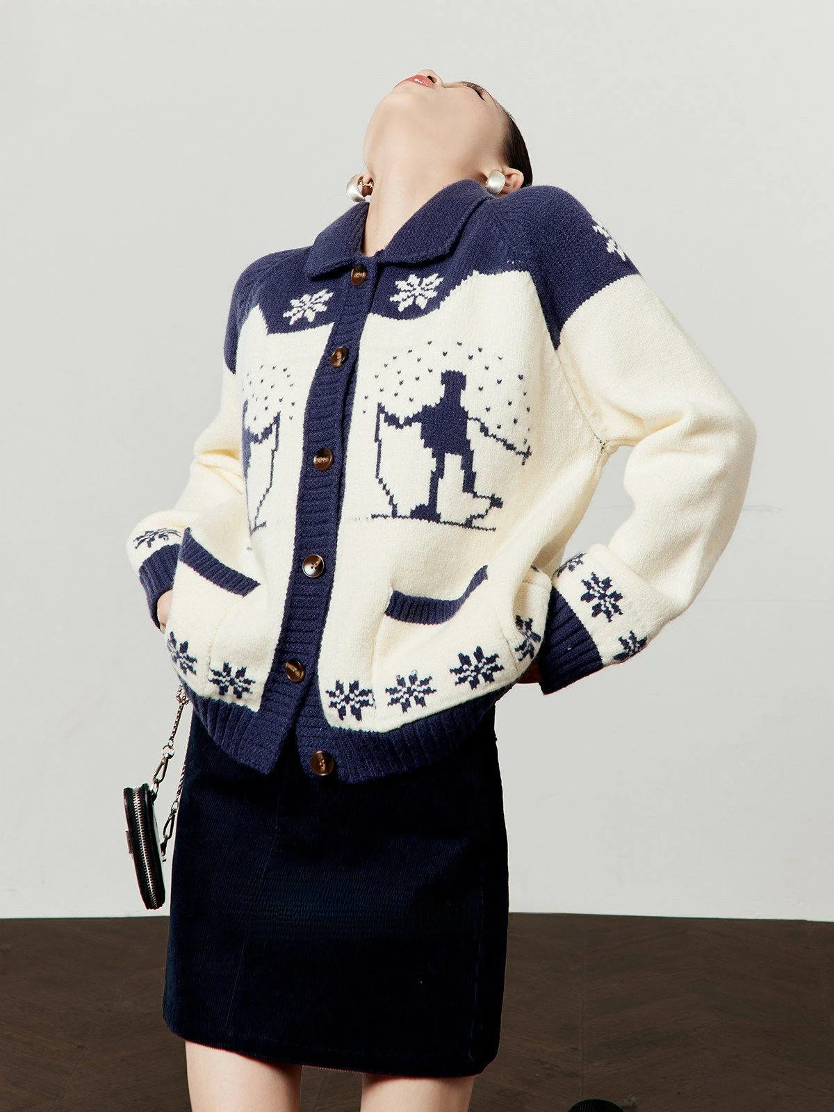 Сине-белый вязаный свободный свитер для женщин с ретро-узором, универсальный, для повседневной носки, с длинными рукавами, осенний, теплый, на одной пуговице
Сине-белый вязаный свободный свитер для женщин с ретро-узором, универсальный, для повседневной носки, с длинными рукавами, осенний, теплый, на одной пуговице