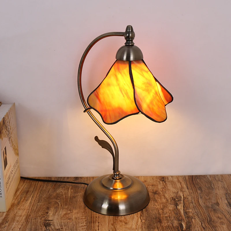 European Retro Creative simple Petal Desk Lamp Bedroom Bedside Light Iron Art Colored Glass Study Reading Lantern Home Decor
European Retro Creative simple Petal Desk Lamp Bedroom Bedside Light Iron Art Colored Glass Study Reading Lantern Home Decor