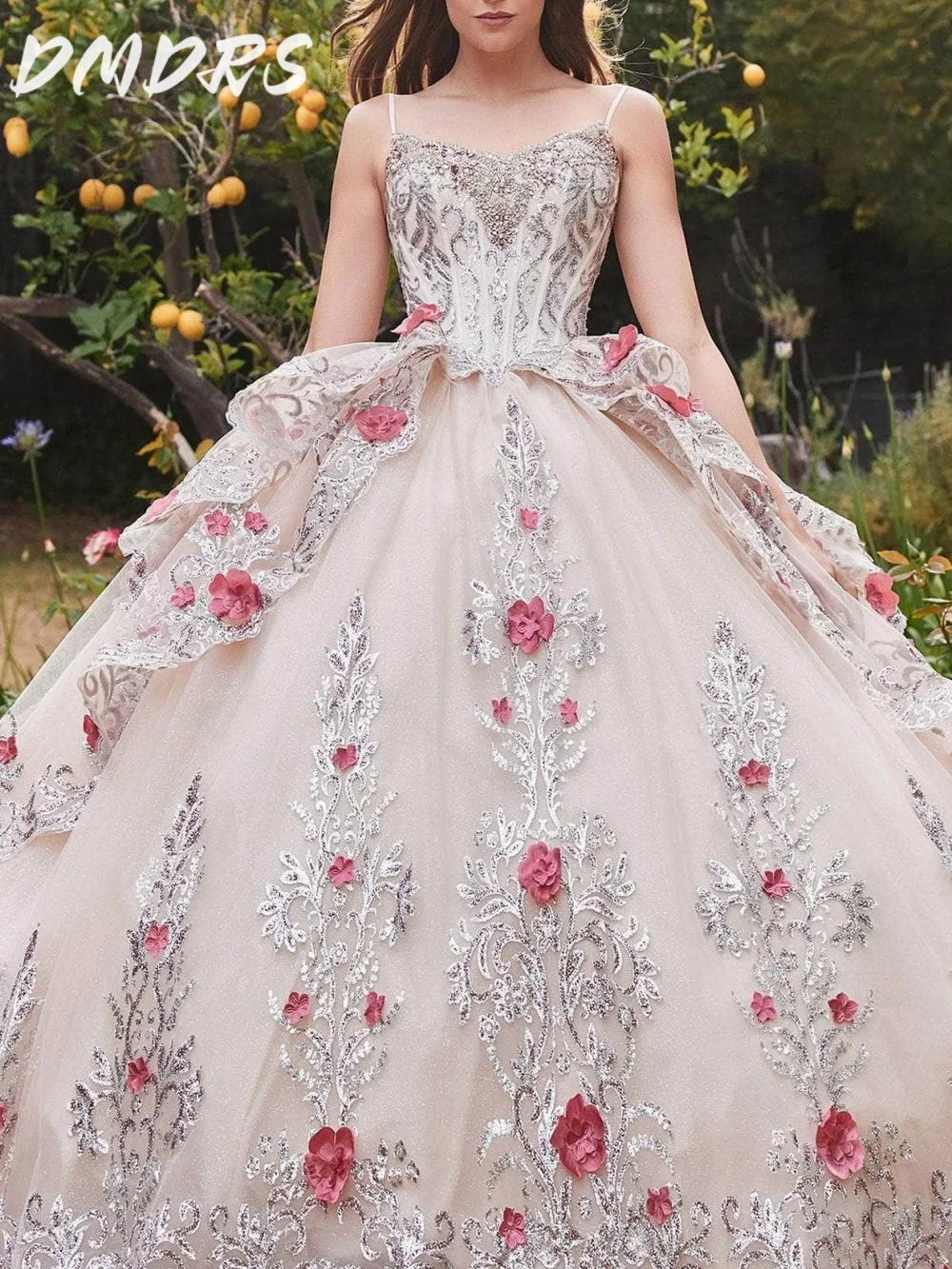 Elegant Spaghetti Strap Quinceanera Dress 2025 Glamorous Applique Party Dress Sparkling Glamorous Ball Gown Sweet 16 Party Gown
Elegant Spaghetti Strap Quinceanera Dress 2025 Glamorous Applique Party Dress Sparkling Glamorous Ball Gown Sweet 16 Party Gown