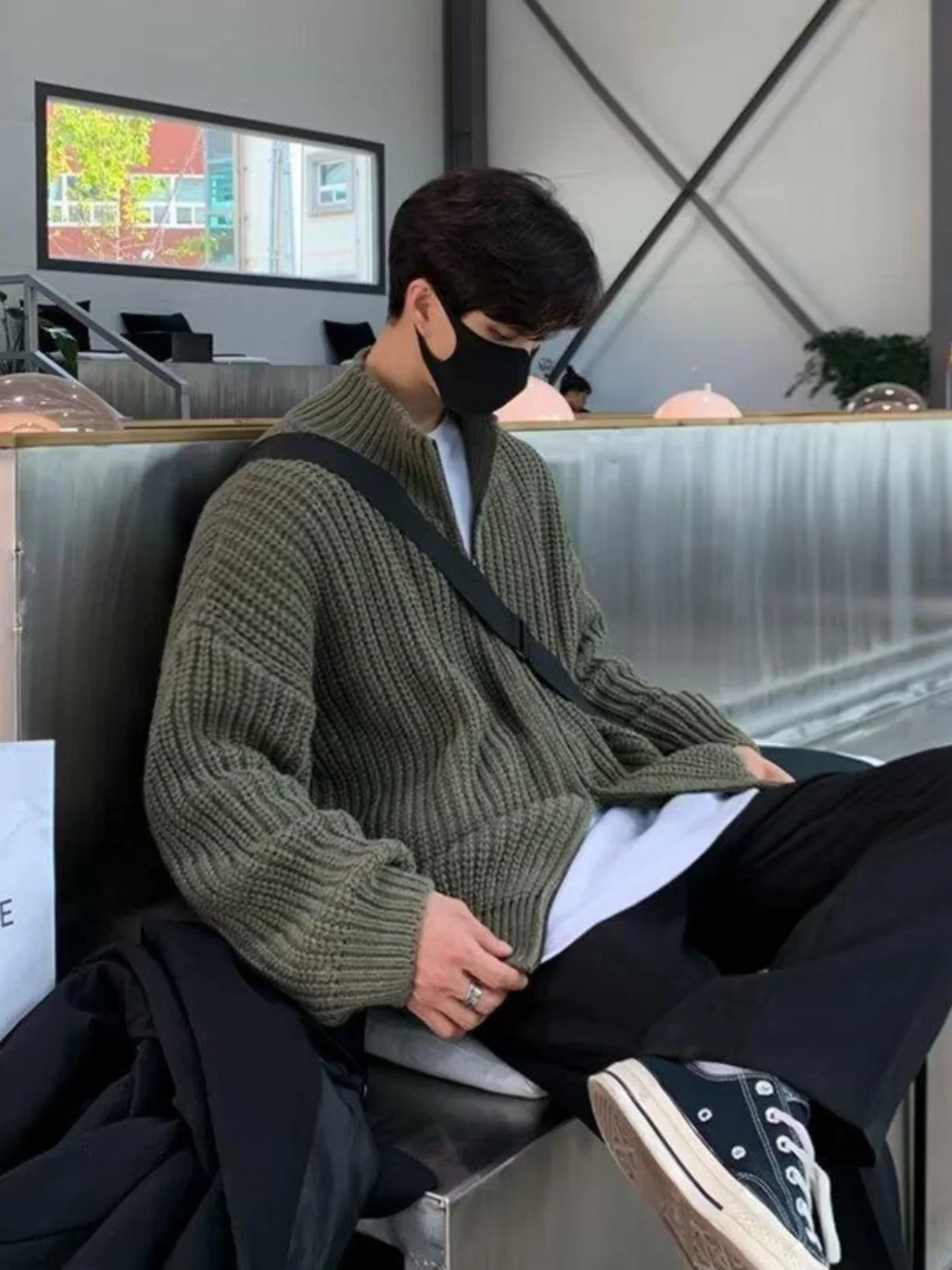 Корейский утепленный вязаный кардиган с длинными рукавами для мужчин, однотонный, повседневный, осенне-зимний, с высоким воротником, свободная верхняя одежда
Корейский утепленный вязаный кардиган с длинными рукавами для мужчин, однотонный, повседневный, осенне-зимний, с высоким воротником, свободная верхняя одежда