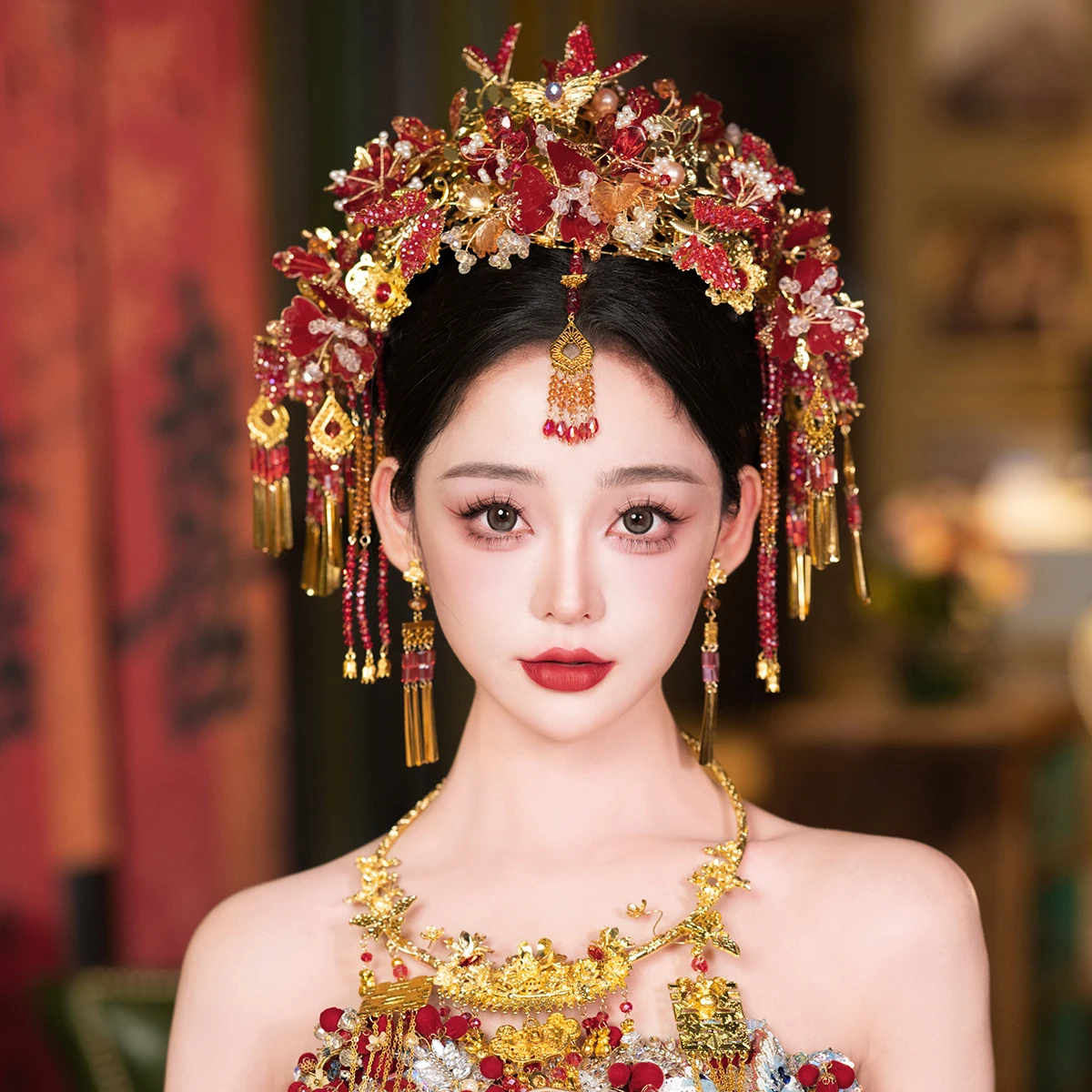 Handmade Pearl Red Crystal Flower Eyebrow Center Pendant Phoenix Crown with Long Tassel for Bride Xiuhe Headpiece Hair Crown
Handmade Pearl Red Crystal Flower Eyebrow Center Pendant Phoenix Crown with Long Tassel for Bride Xiuhe Headpiece Hair Crown