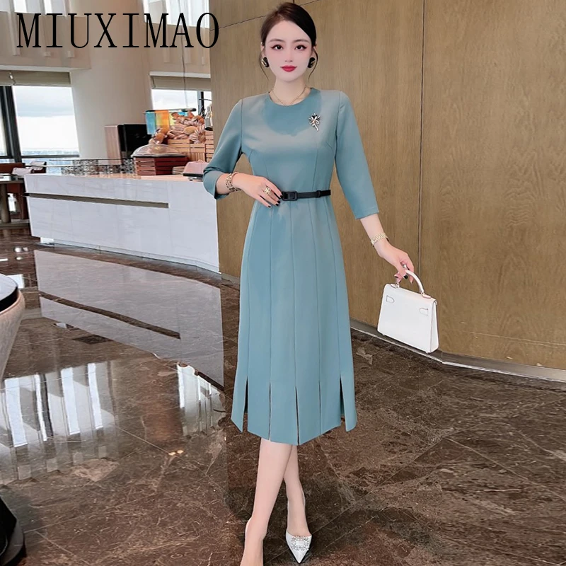 MIUXIMAO 2023 High Quality Office lady Elegant Dress Three Quarter Sleeve O-Neck Brooch Solid Fashion Long Dress Women Vestide
MIUXIMAO 2023 High Quality Office lady Elegant Dress Three Quarter Sleeve O-Neck Brooch Solid Fashion Long Dress Women Vestide