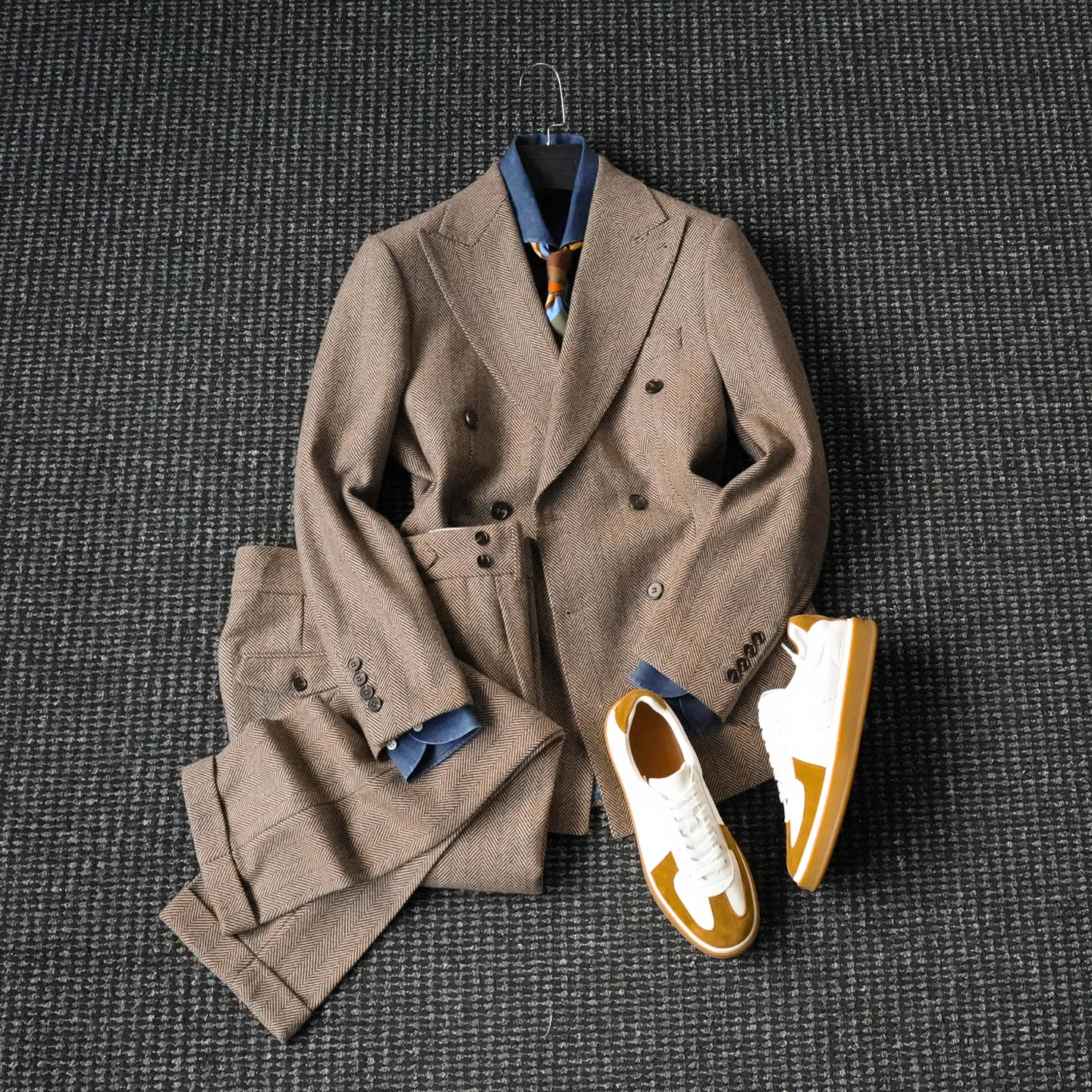 50% шерстяной костюм в елочку, мужской костюм джентльмена в стиле ретро с колючим воротником и двубортным пиджаком
50% шерстяной костюм в елочку, мужской костюм джентльмена в стиле ретро с колючим воротником и двубортным пиджаком