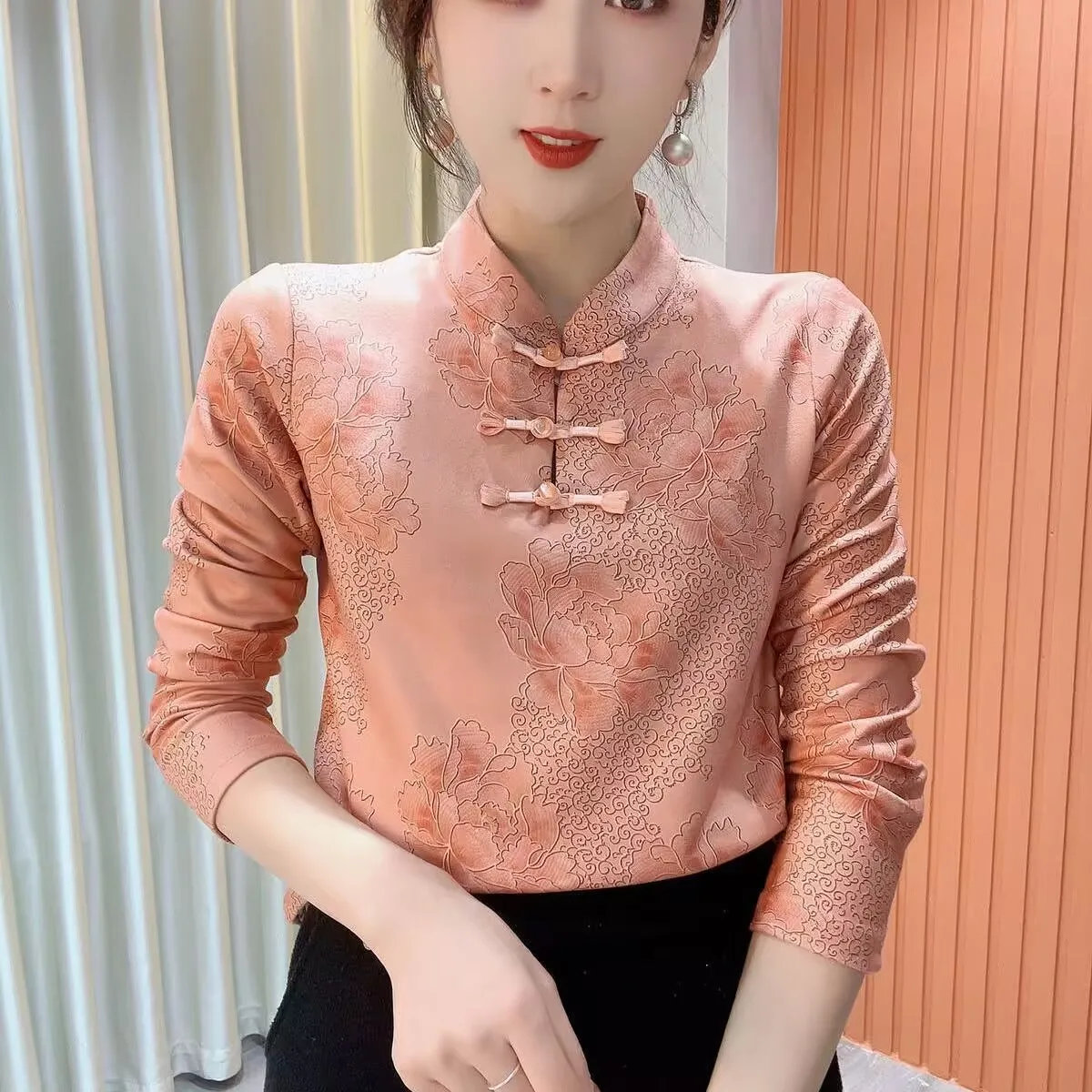 Autumn Winter Cheongsam Collar Thick Base Shirt 2025 Women Chinese Style Long Sleeve Fleece T-Shirt Female All-match Blouse
Autumn Winter Cheongsam Collar Thick Base Shirt 2025 Women Chinese Style Long Sleeve Fleece T-Shirt Female All-match Blouse