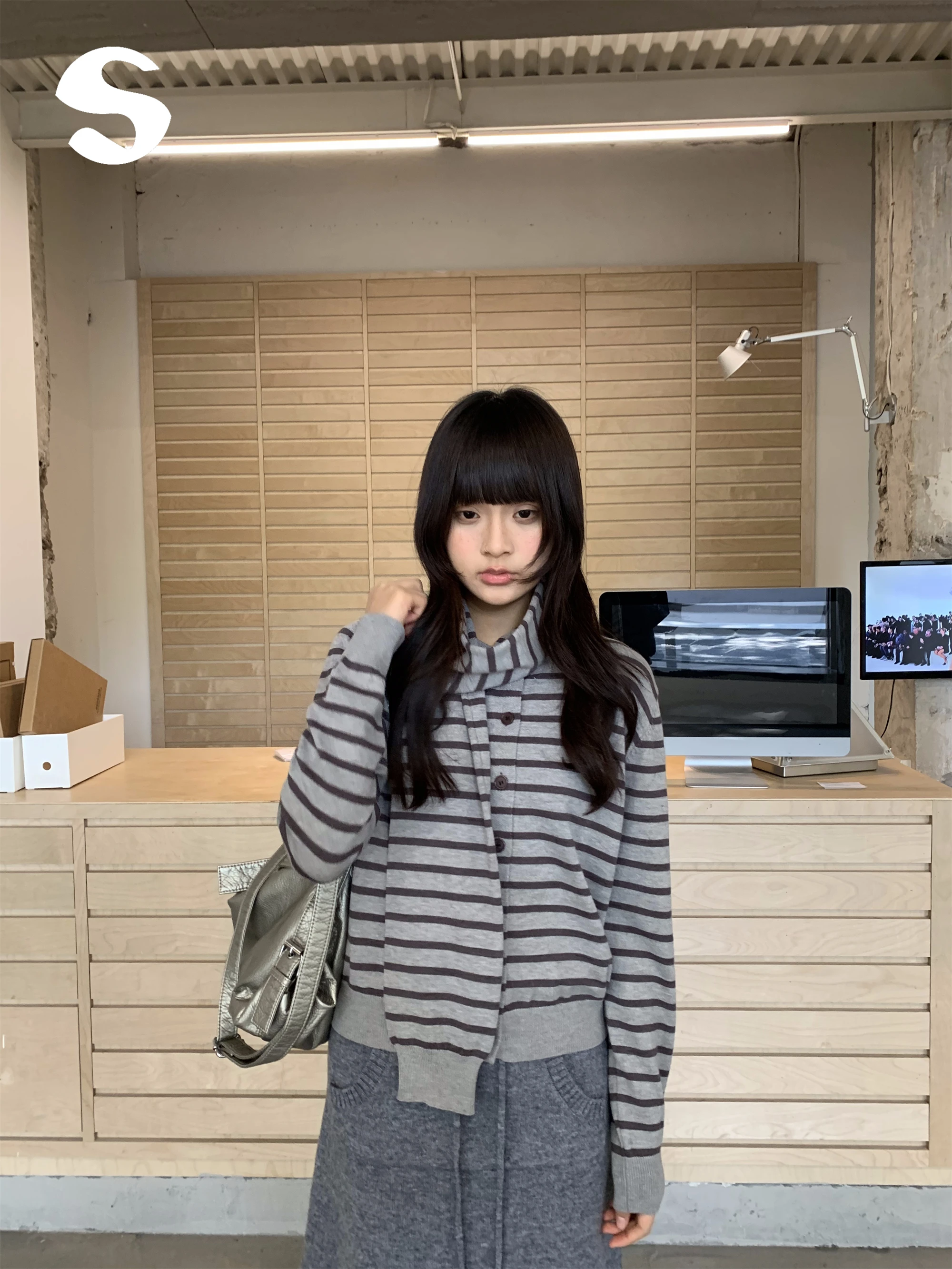 Теплый вязаный комплект из кардигана с длинными рукавами и шарфа для женщин: полосатый, с цветовыми блоками, простой, дышащий, мягкий
Теплый вязаный комплект из кардигана с длинными рукавами и шарфа для женщин: полосатый, с цветовыми блоками, простой, дышащий, мягкий