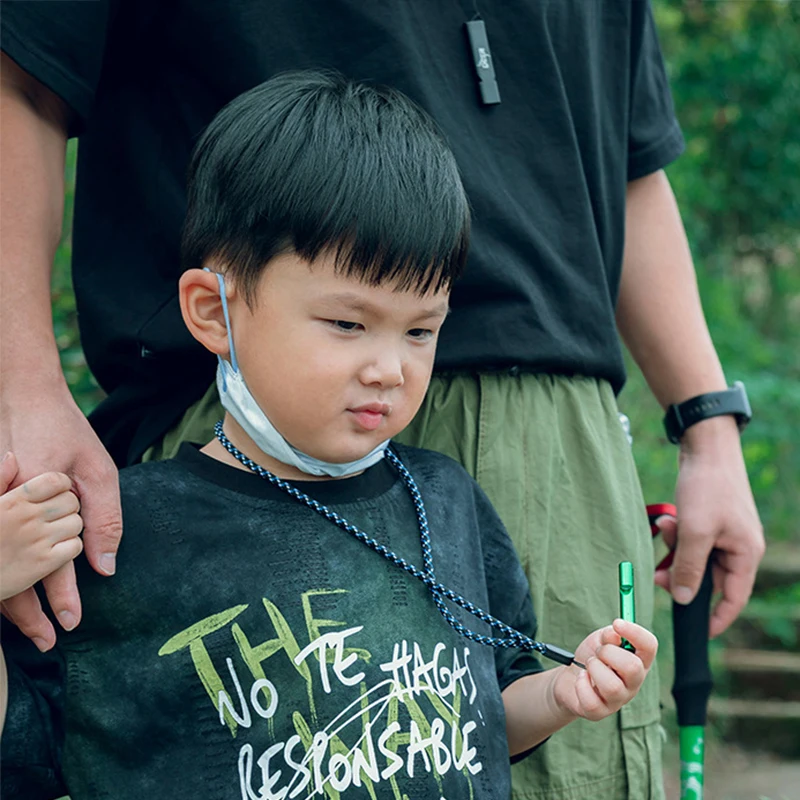 Брелок со свистком из алюминиевого сплава с высоким децибелом, двойная труба с веревкой, свисток для кемпинга и пешего туризма, 5 цветов, портативные инструменты на открытом воздухе 
Брелок со свистком из алюминиевого сплава с высоким децибелом, двойная труба с веревкой, свисток для кемпинга и пешего туризма, 5 цветов, портативные инструменты на открытом воздухе