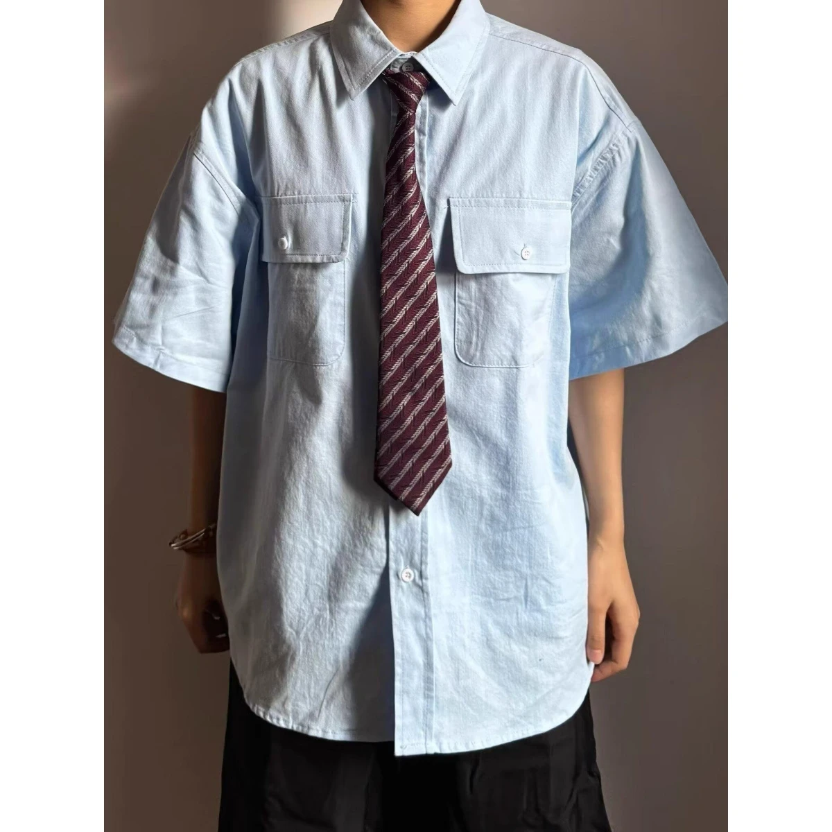 an Yue i Jiu 25SS Retro Japanese Sle Pure Color Double Large ket Baggy Cut Single Button ort Sve irt for Teens
an Yue i Jiu 25SS Retro Japanese Sle Pure Color Double Large ket Baggy Cut Single Button ort Sve irt for Teens