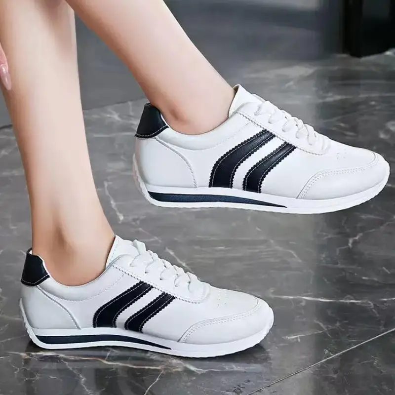 Женские спортивные кроссовки из искусственной кожи на шнуровке, дышащие, для бега, больших размеров, легкие повседневные кеды, белые
Женские спортивные кроссовки из искусственной кожи на шнуровке, дышащие, для бега, больших размеров, легкие повседневные кеды, белые