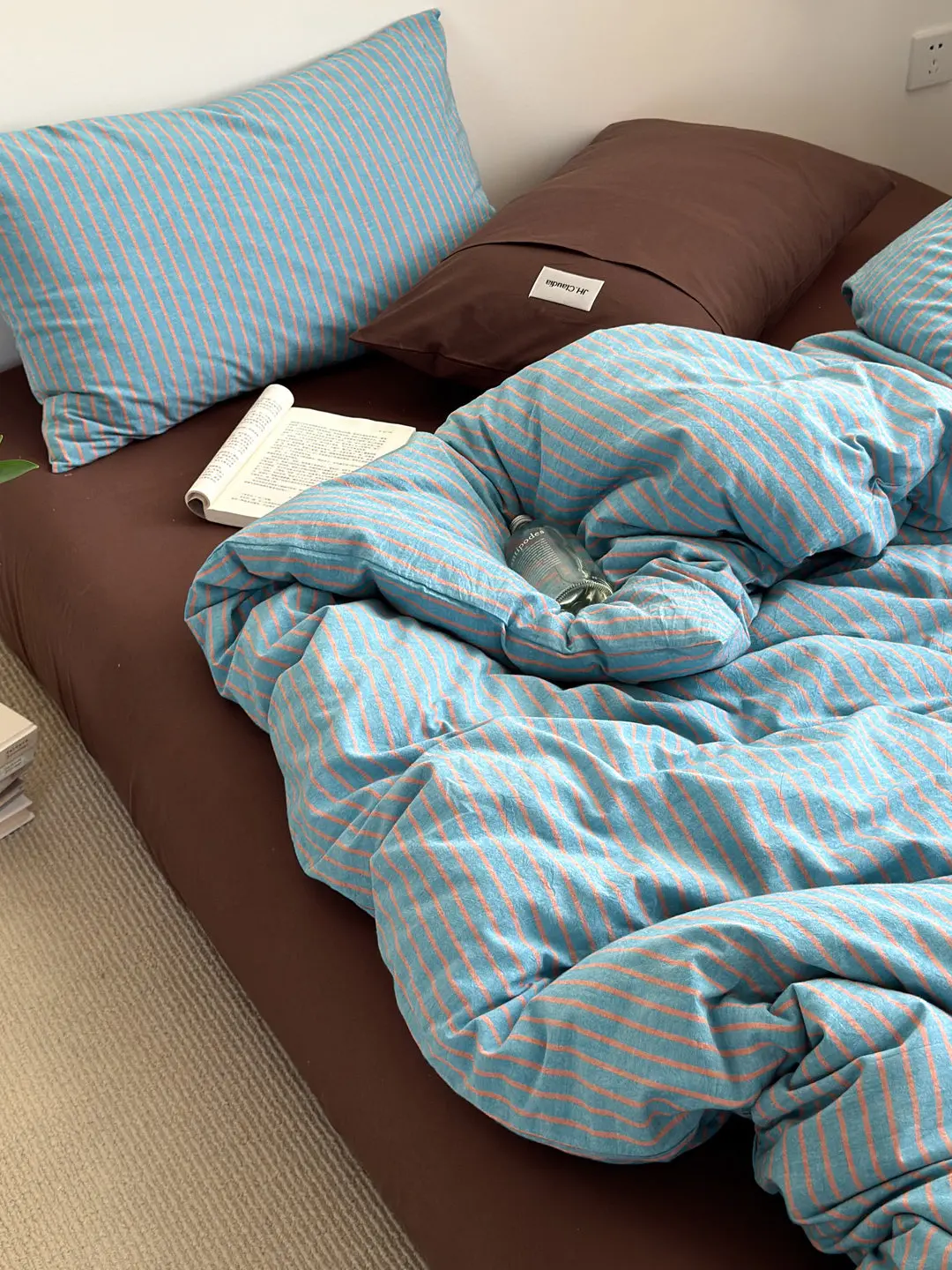 Colorful striped cotton washable cotton four-piece set, including pure cotton simple quilt cover, pillowcase and bedspread
Colorful striped cotton washable cotton four-piece set, including pure cotton simple quilt cover, pillowcase and bedspread