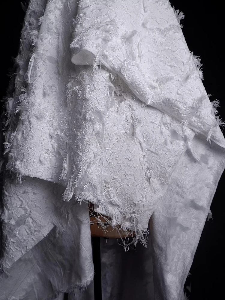 Белая жаккардовая ткань с цветочным узором и бахромой для модной нишевой креативной верхней одежды, дизайнерских пальто, поштучная продажа, для шитья своими руками
Белая жаккардовая ткань с цветочным узором и бахромой для модной нишевой креативной верхней одежды, дизайнерских пальто, поштучная продажа, для шитья своими руками