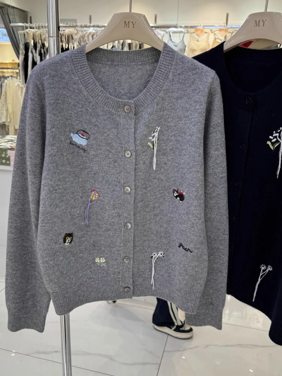 Мужской вязаный кардиган-свитер оверсайз с вышивкой, цветными блоками, круглым вырезом и одной пуговицей
Мужской вязаный кардиган-свитер оверсайз с вышивкой, цветными блоками, круглым вырезом и одной пуговицей