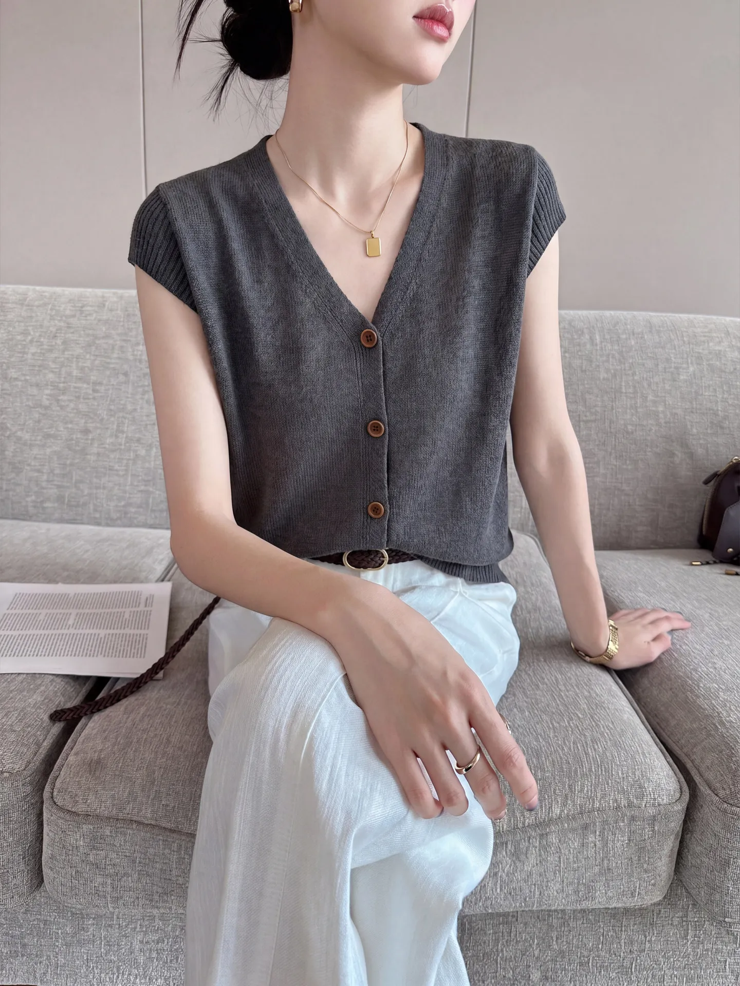 Summer 2026 Women's V-Neck Short Sleeve T-Shirt Versatile Comfortable Loose Fit Fashionable Casual Knitted Top Breathable
Summer 2026 Women's V-Neck Short Sleeve T-Shirt Versatile Comfortable Loose Fit Fashionable Casual Knitted Top Breathable