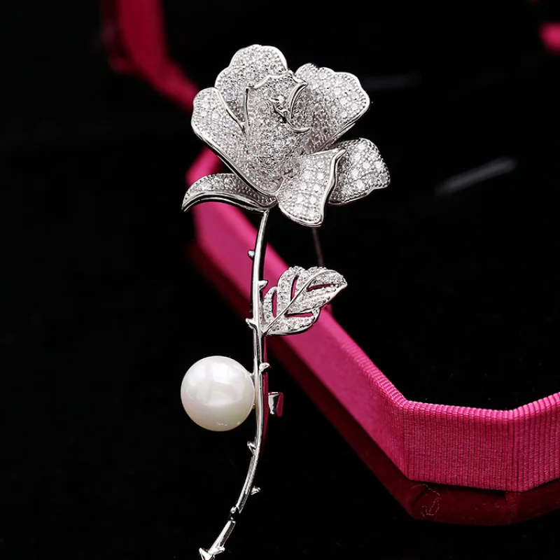 High-end Fashion Pearl Brooch Copper Inlaid Zircon Camellia Unisex Suit Jacket Accessory Rose Flower Brooch for Women
High-end Fashion Pearl Brooch Copper Inlaid Zircon Camellia Unisex Suit Jacket Accessory Rose Flower Brooch for Women