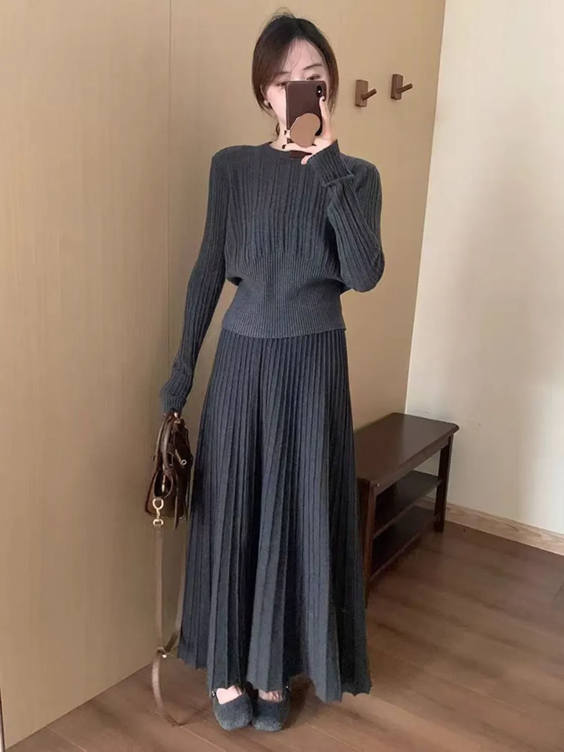 2025 New Small Temperament Long Skirt Suit French High-end Gray Knitted Dress for Women Early Autumn
2025 New Small Temperament Long Skirt Suit French High-end Gray Knitted Dress for Women Early Autumn