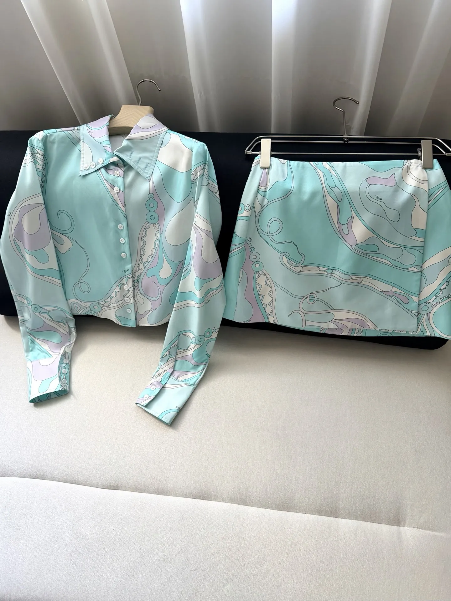 2026 Summer Women's Silk Printed Set Flip Collar Single breasted Long sleeved Shirt + Mini Skirt
2026 Summer Women's Silk Printed Set Flip Collar Single breasted Long sleeved Shirt + Mini Skirt