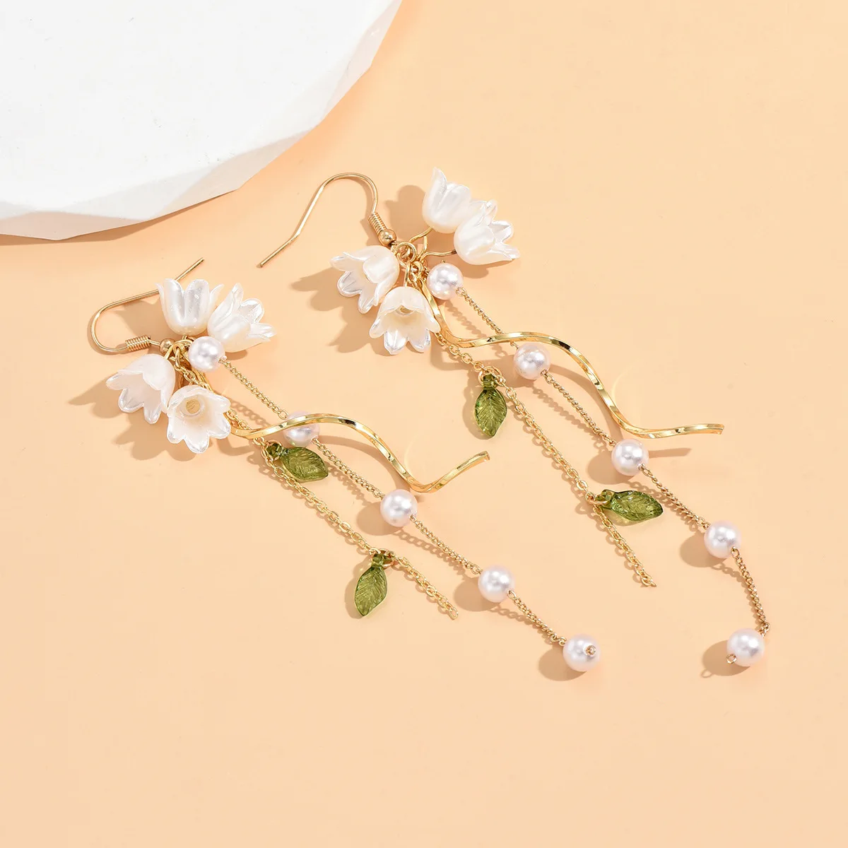 White Tulip & Green Leaves Drop Earrings for Women Pearly Lustre Flower Shape with Long Tassel Y2K French Romantic Trendy Jewelr
White Tulip & Green Leaves Drop Earrings for Women Pearly Lustre Flower Shape with Long Tassel Y2K French Romantic Trendy Jewelr