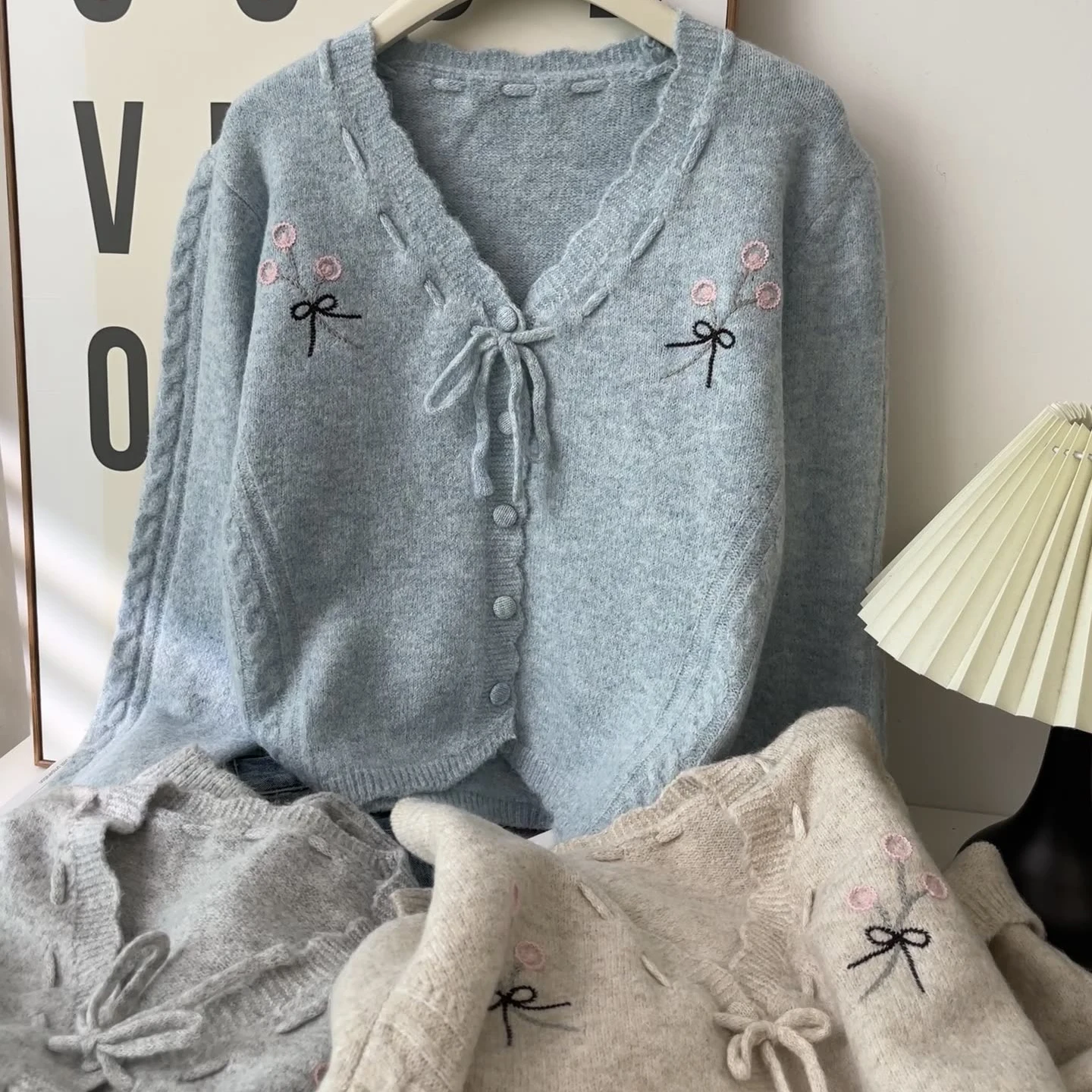 Hook Flower Sweet Knitted Cardigan Women Autumn Winter Fashion V-neck Long Sleeve Gentle Sweater Coat Female Vintage Outwear
Hook Flower Sweet Knitted Cardigan Women Autumn Winter Fashion V-neck Long Sleeve Gentle Sweater Coat Female Vintage Outwear