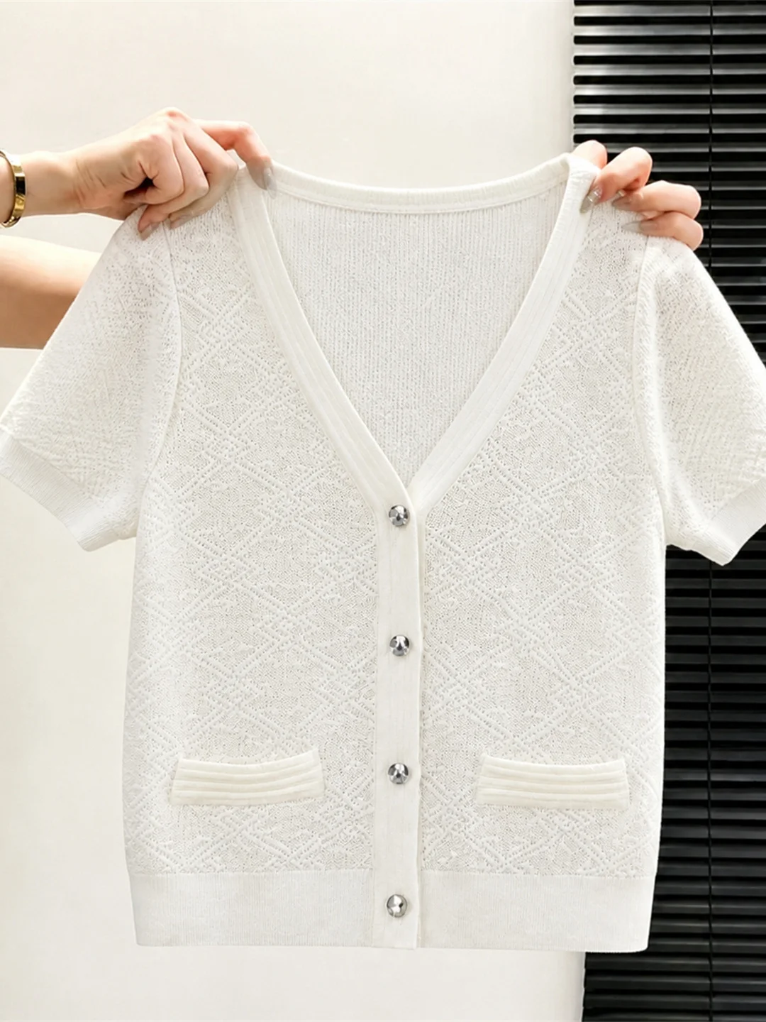 Comfortable Loose Short Sleeve V-Neck Knitwear Single Button Women's Fashion Sun Protection Top Soft Stylish Summer 2026
Comfortable Loose Short Sleeve V-Neck Knitwear Single Button Women's Fashion Sun Protection Top Soft Stylish Summer 2026