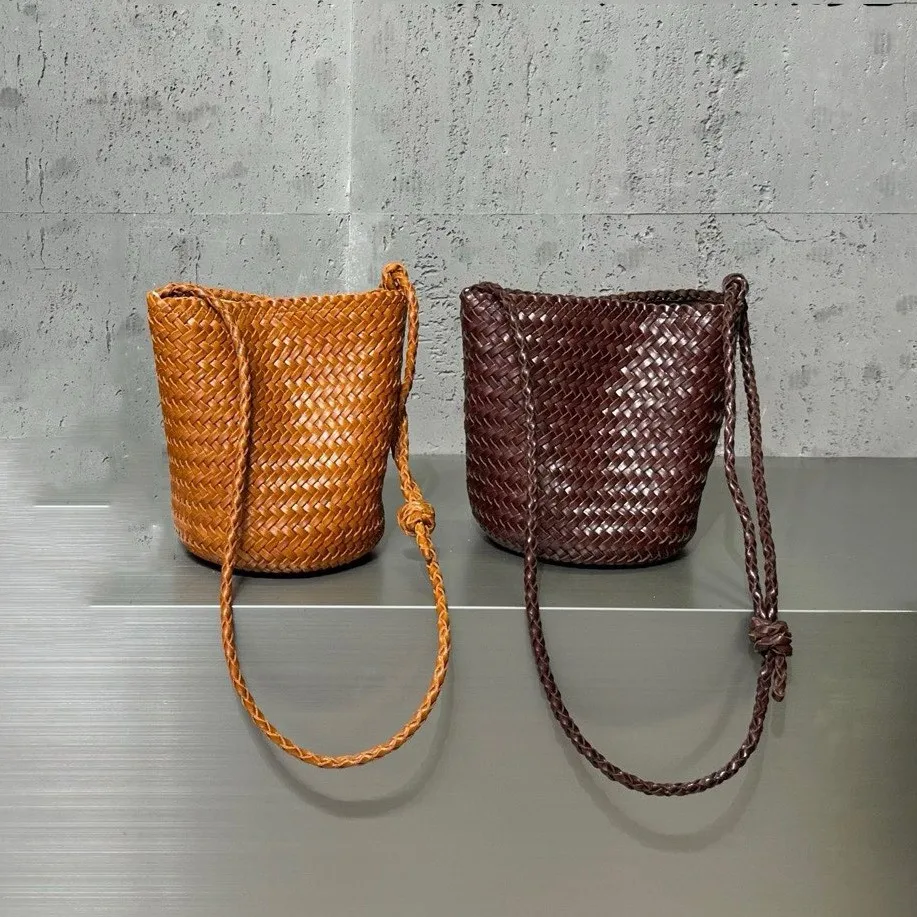 Handcrafted Leather Woven Bucket Bag Women's Vintage Single Shoulder Crossbody Bag Small Tote Bag Fashionable Handbag
Handcrafted Leather Woven Bucket Bag Women's Vintage Single Shoulder Crossbody Bag Small Tote Bag Fashionable Handbag