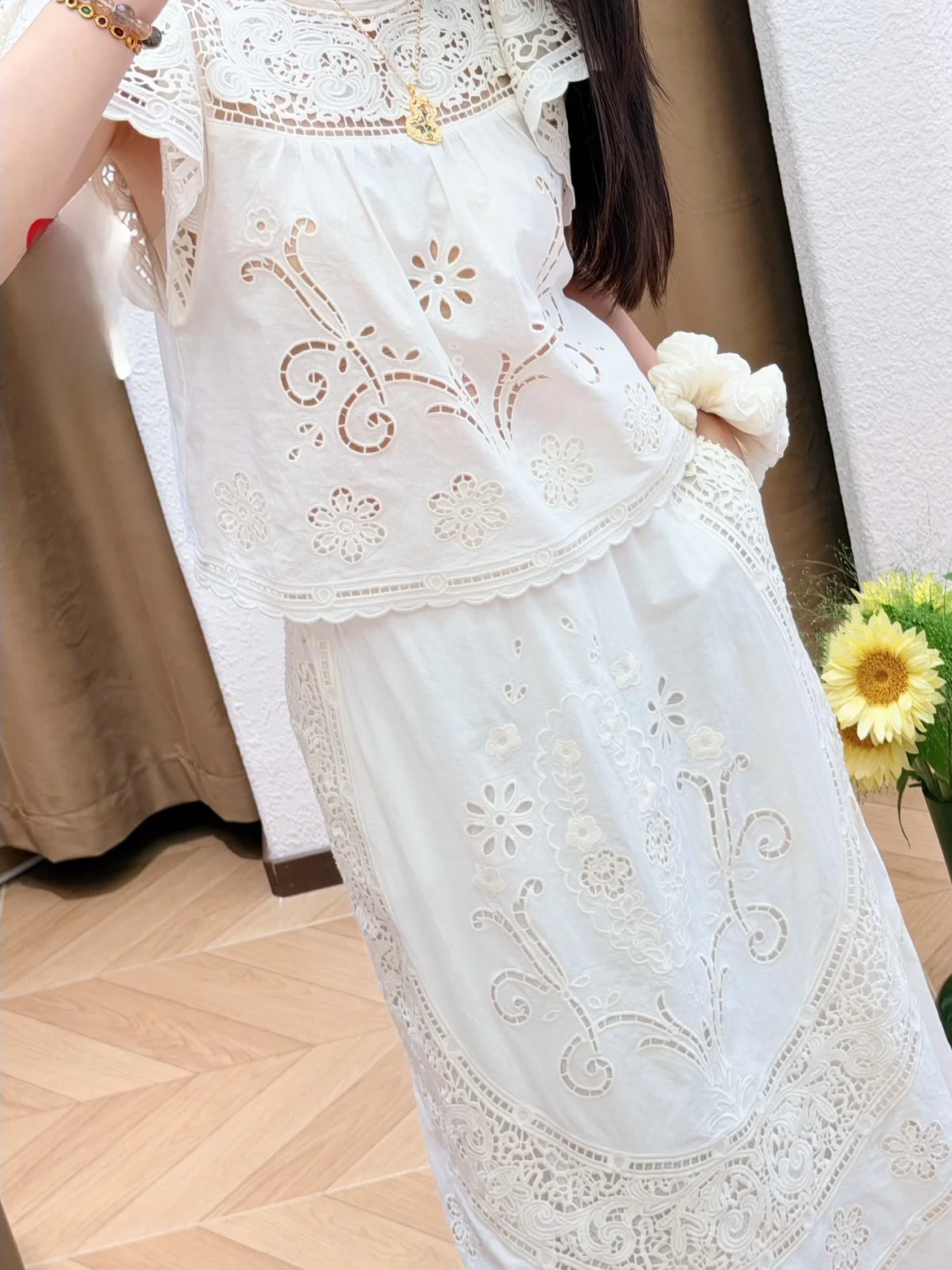 HEIDDSE2026 Spring Summer Embroidered Heavy Work Hollow Flower Shirt Half Skirt Set Women's Fashion Ensemble Short Sleeve
HEIDDSE2026 Spring Summer Embroidered Heavy Work Hollow Flower Shirt Half Skirt Set Women's Fashion Ensemble Short Sleeve