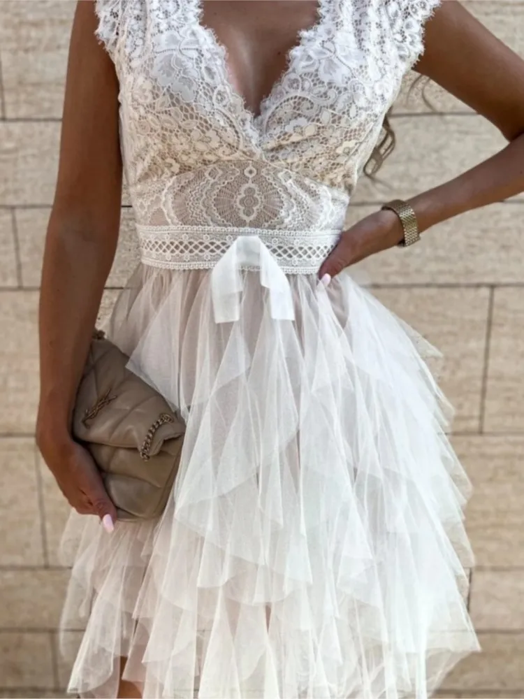 Sexy Solid Color Lace Dresses Summer Women V-Neck Backless Irregular Splicing Mesh Slim Sleeveless Pleated Dress Ladies Vestidos
Sexy Solid Color Lace Dresses Summer Women V-Neck Backless Irregular Splicing Mesh Slim Sleeveless Pleated Dress Ladies Vestidos