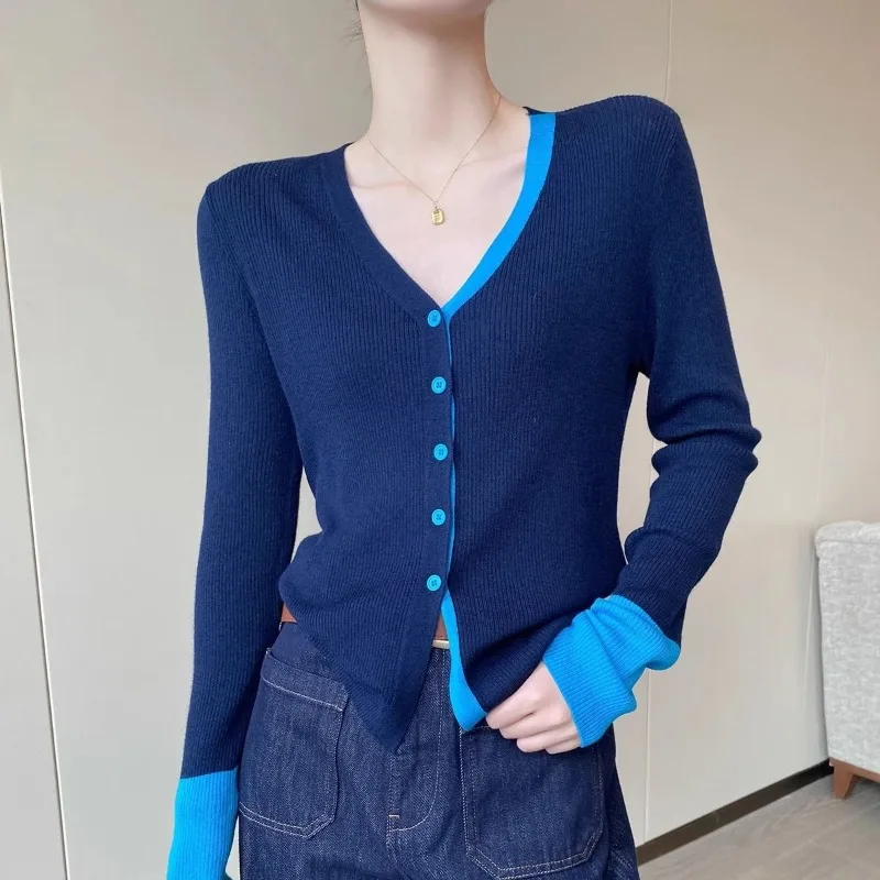 Women Clothes Spring Autumn Korean Button Solid Color V-neck Knitting Ladies Simplicity All-match Slim Long Sleeve Knitwear Tops
Women Clothes Spring Autumn Korean Button Solid Color V-neck Knitting Ladies Simplicity All-match Slim Long Sleeve Knitwear Tops