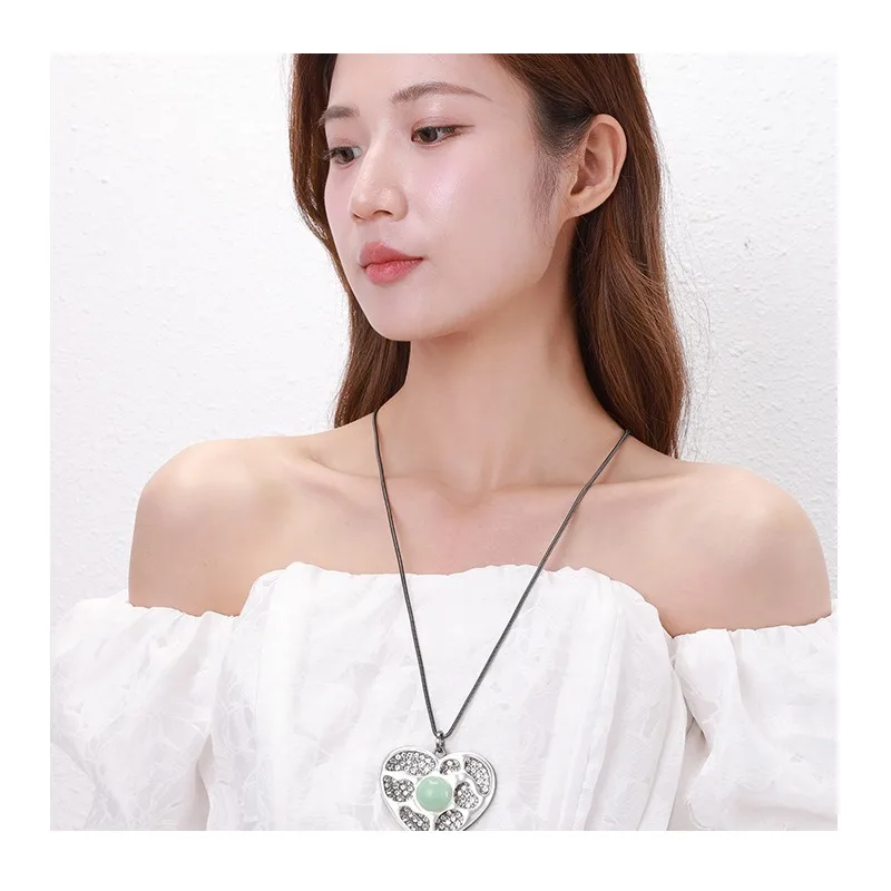 Long Necklace Hot-selling Jewelry Heart-shaped Contrasting Color Retro Women's Fashion Pendant Necklace Long Sweater Chain
Long Necklace Hot-selling Jewelry Heart-shaped Contrasting Color Retro Women's Fashion Pendant Necklace Long Sweater Chain