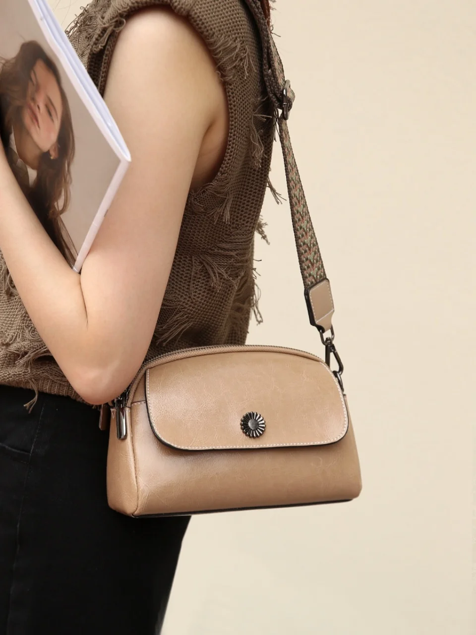 Ретро-сумка через плечо для телефона 2026 из натуральной кожи с широким ремнем, из вощеной воловьей кожи, на одно плечо, косая сумка
Ретро-сумка через плечо для телефона 2026 из натуральной кожи с широким ремнем, из вощеной воловьей кожи, на одно плечо, косая сумка