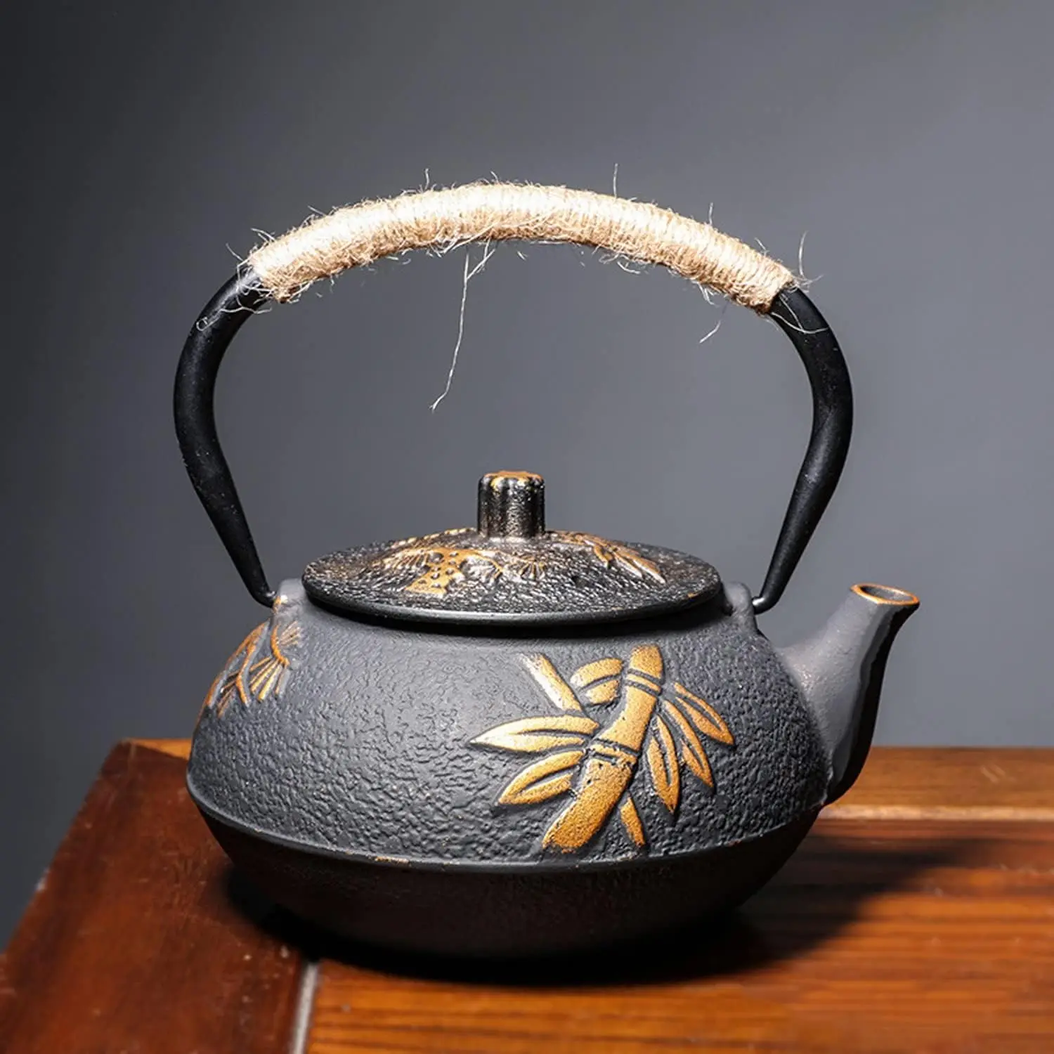 Whistling Kettle Hand Carved Teapots,Japanese Cast Iron Pot with Hemp Rope Handle,Retro Tea Kettle for Making Tea,Stove Safe Tet
Whistling Kettle Hand Carved Teapots,Japanese Cast Iron Pot with Hemp Rope Handle,Retro Tea Kettle for Making Tea,Stove Safe Tet