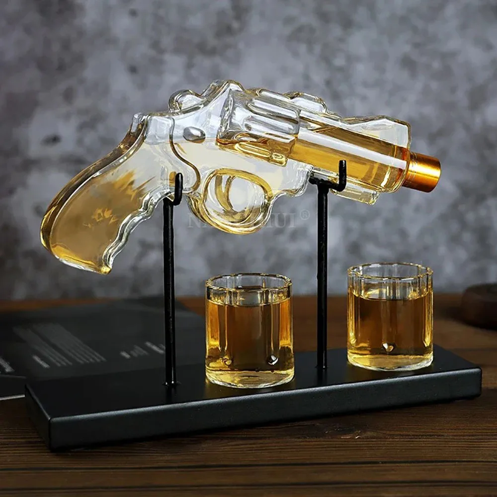New pistol model whiskey bottle 2 cups and wooden brackets Glass of glass wine distributor set Creative gift desktop decoration
New pistol model whiskey bottle 2 cups and wooden brackets Glass of glass wine distributor set Creative gift desktop decoration