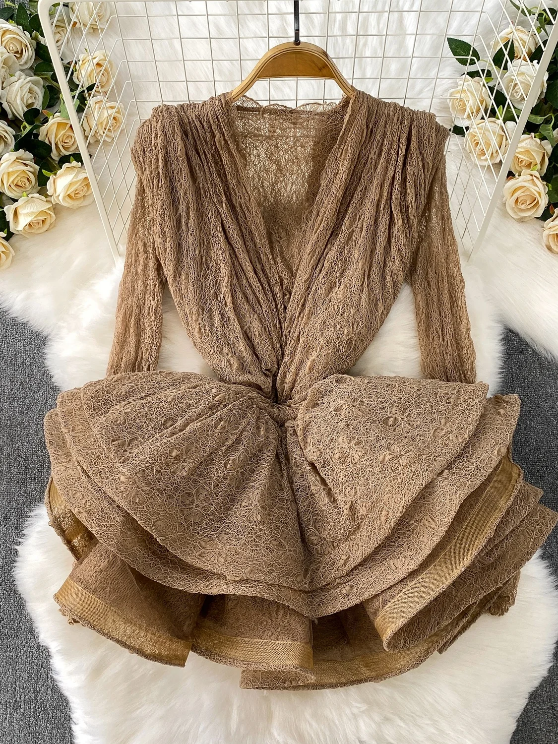 Retro Style Sexy Lace Long Sleeve Dress Women's Summer Waist Cinching Fluffy Hem Short Skirt V Neck Korean Style Commute
Retro Style Sexy Lace Long Sleeve Dress Women's Summer Waist Cinching Fluffy Hem Short Skirt V Neck Korean Style Commute