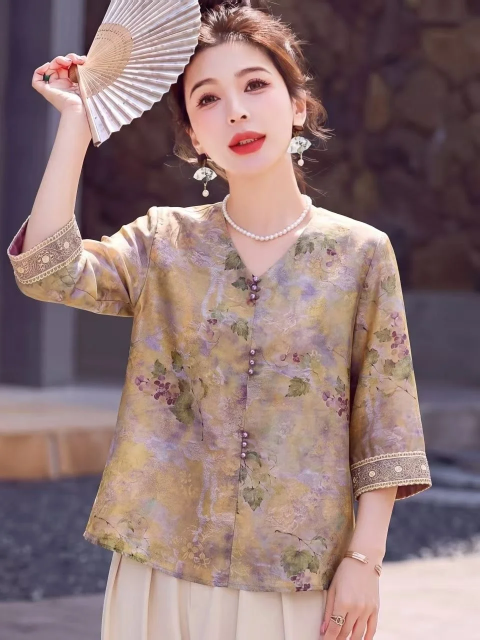 New Chinese Style Printed Short Sleeve V-Neck Blouse Fashionable Mommy Clothes Elderly Women's Bright Sequins Shirt Trendy Na...
New Chinese Style Printed Short Sleeve V-Neck Blouse Fashionable Mommy Clothes Elderly Women's Bright Sequins Shirt Trendy Na...