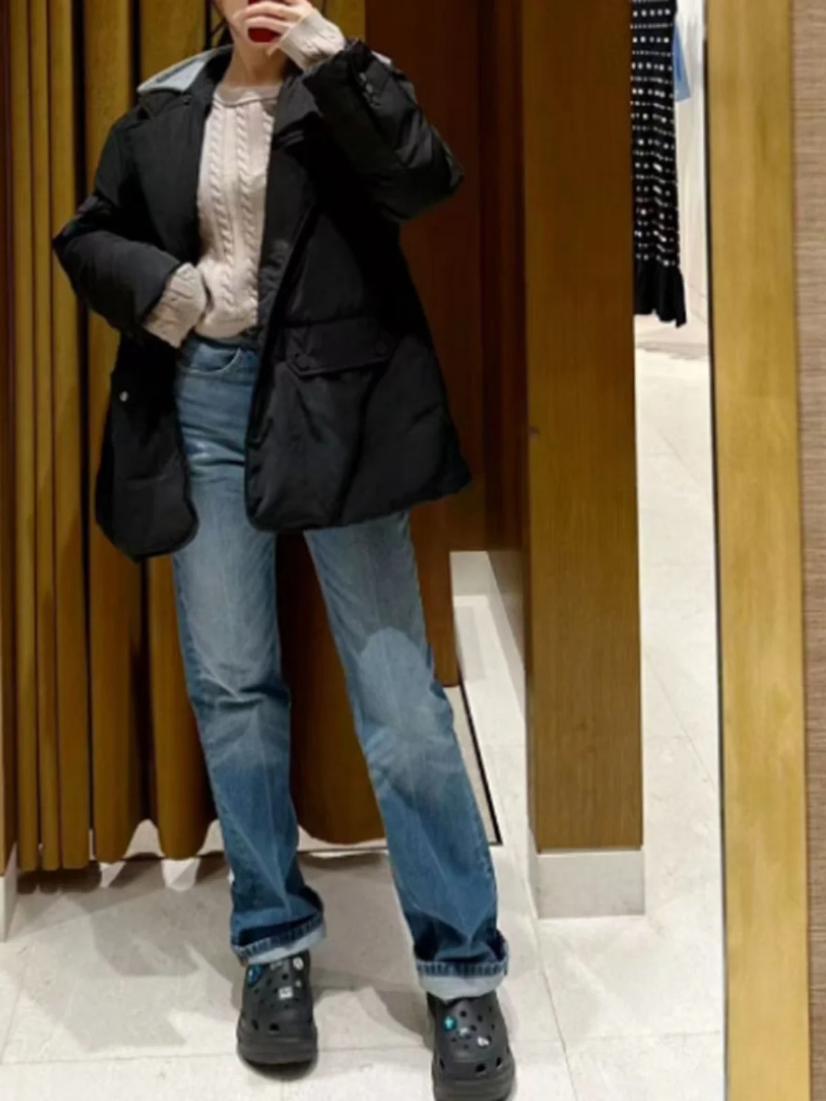 Утепленная женская куртка с капюшоном, черная, с декоративными вставками и стразами, свободного кроя, из хлопка, зимняя повседневная верхняя одежда DBNY, многофункциональная
Утепленная женская куртка с капюшоном, черная, с декоративными вставками и стразами, свободного кроя, из хлопка, зимняя повседневная верхняя одежда DBNY, многофункциональная