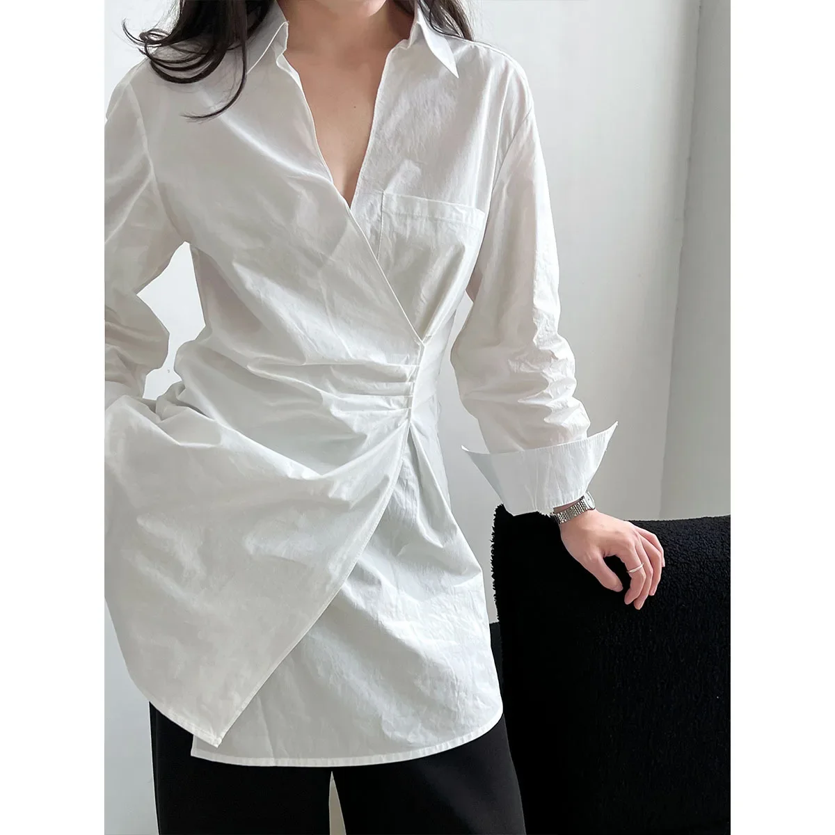 Irregular V-neck shirt for women 2025 spring new design temperament waist-hugging shirt
Irregular V-neck shirt for women 2025 spring new design temperament waist-hugging shirt