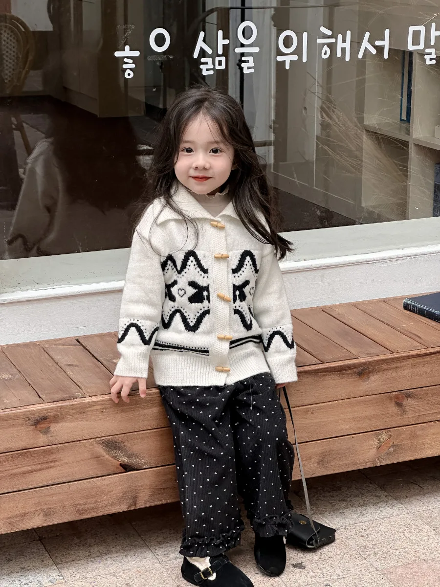 Girls Suits Retro Style Black and White Knit Cardigan Sweater Coat Lace Polka Dot Corduroy Trousers Autumn Winter Two-piece Set
Girls Suits Retro Style Black and White Knit Cardigan Sweater Coat Lace Polka Dot Corduroy Trousers Autumn Winter Two-piece Set