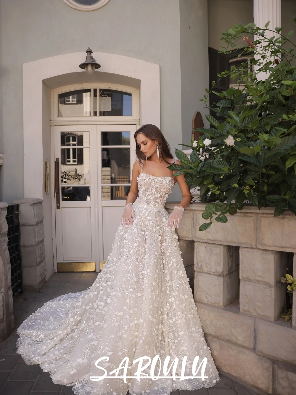 Beautiful A Line Flowers Wedding Dress With Thin Straps Celebrity Square Neck Delicate Glitter Bridal Gown Customized No Gloves
Beautiful A Line Flowers Wedding Dress With Thin Straps Celebrity Square Neck Delicate Glitter Bridal Gown Customized No Gloves