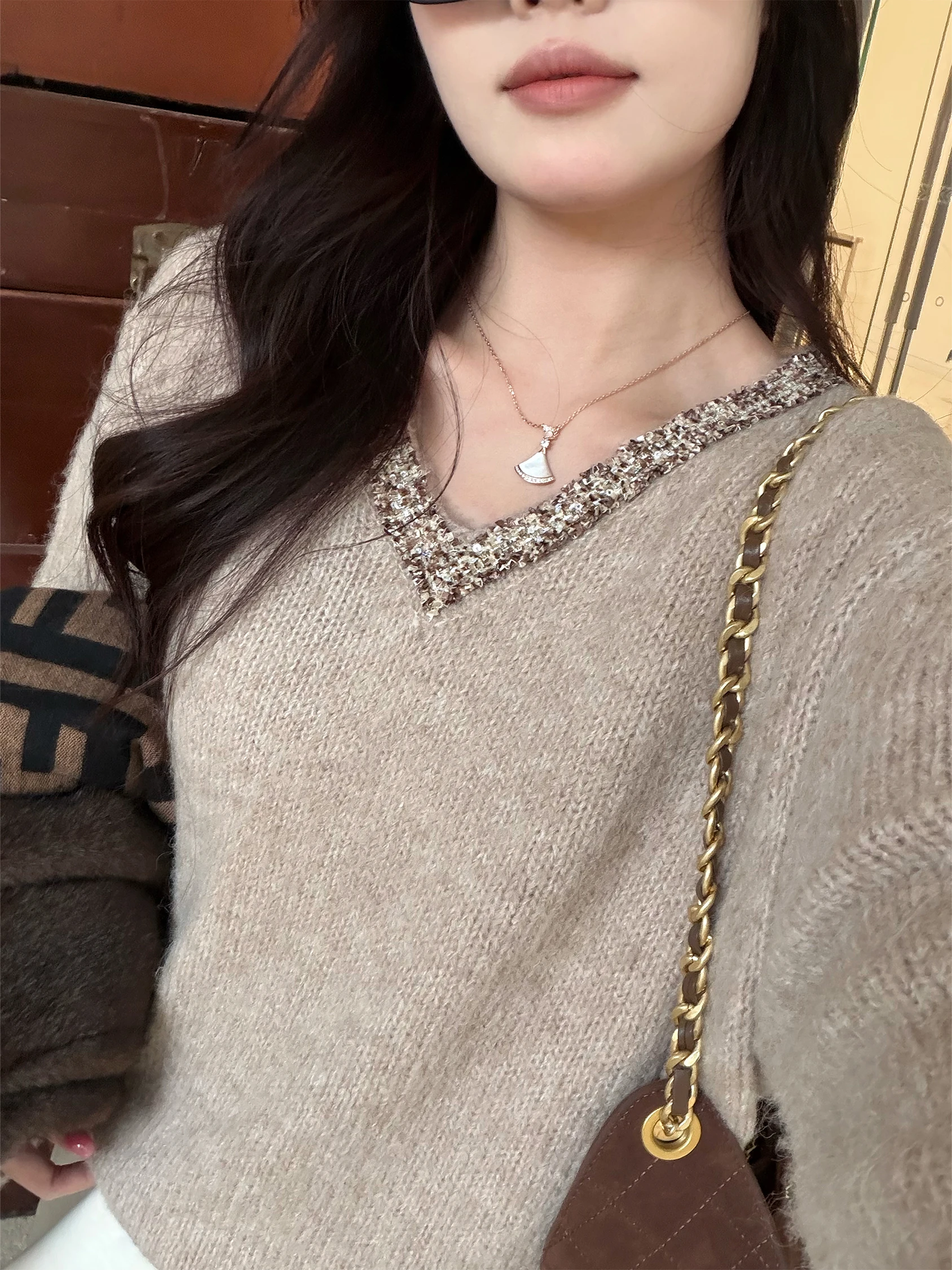 NAZ Large Size Winter Korean Sle Faionable Top Loose Knitted V-Ne Manual Beading Casual Loose Fit Ladies Sweater
NAZ Large Size Winter Korean Sle Faionable Top Loose Knitted V-Ne Manual Beading Casual Loose Fit Ladies Sweater