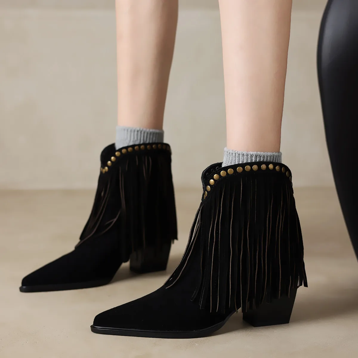 2024 New Autumn Winter Cow Suede Women Boots Fashion Tassels Western Boots for Women Pointed Toe Chunky Heel Ladies Shoes
2024 New Autumn Winter Cow Suede Women Boots Fashion Tassels Western Boots for Women Pointed Toe Chunky Heel Ladies Shoes