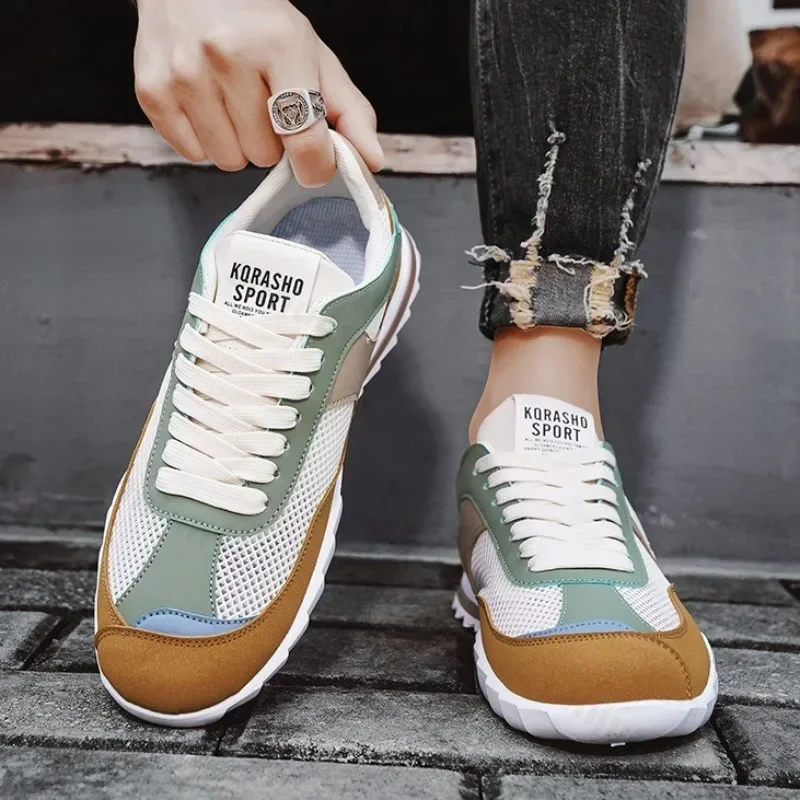 Мужская повседневная спортивная обувь с круглым носком и сетчатой поверхностью в стиле пэчворк для весны и лета. Универсальные и модные кроссовки.
Мужская повседневная спортивная обувь с круглым носком и сетчатой поверхностью в стиле пэчворк для весны и лета. Универсальные и модные кроссовки.