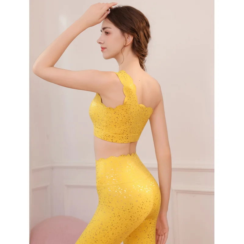 Женский комплект костюма для йоги 2025 года с сборным дизайном, противоударный кружевной жилет с золотым блеском и спортивные колготки для увеличения ягодиц
Женский комплект костюма для йоги 2025 года с сборным дизайном, противоударный кружевной жилет с золотым блеском и спортивные колготки для увеличения ягодиц