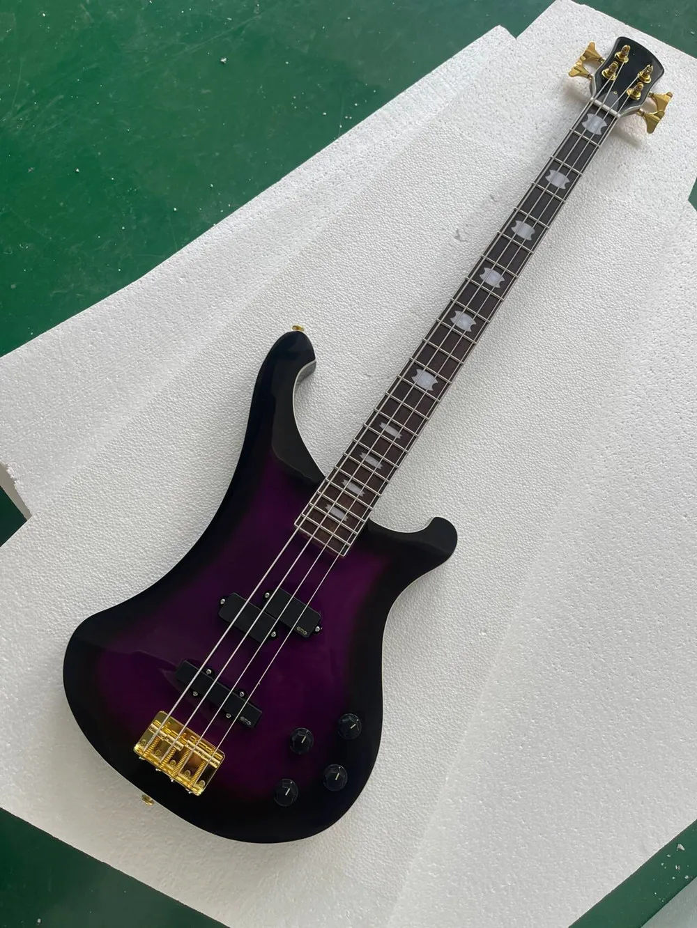 Purple 4 Strings Electric Bass Guitar with Rosewood Fingerboard,Gold Hardware,Provide customized service
Purple 4 Strings Electric Bass Guitar with Rosewood Fingerboard,Gold Hardware,Provide customized service