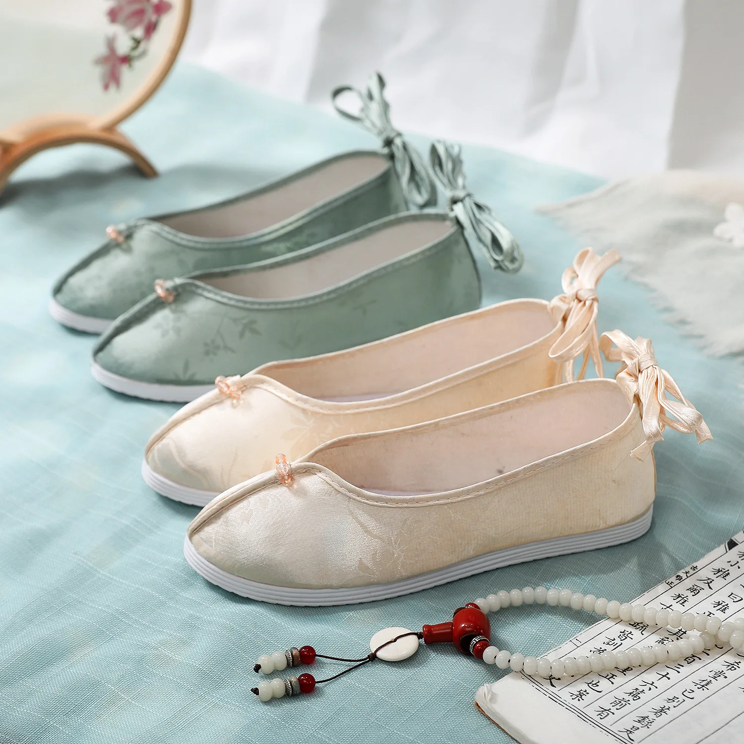 2025 chinese vintage embroidered women all season leisure ladies comfortable flat Shoes handmade brocade pearl hanfu shoes q260
2025 chinese vintage embroidered women all season leisure ladies comfortable flat Shoes handmade brocade pearl hanfu shoes q260