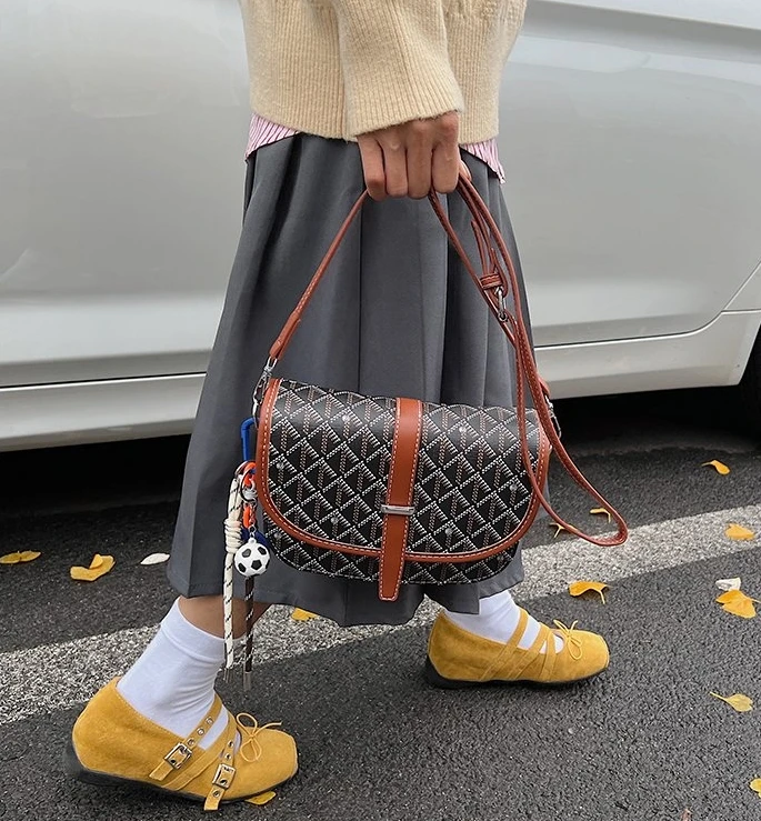 Trendy Diaper Bag: Women's Luxury Vintage Leather Handbag, High-End Simple Crossbody Bag With Paris Style And Letter Logo
Trendy Diaper Bag: Women's Luxury Vintage Leather Handbag, High-End Simple Crossbody Bag With Paris Style And Letter Logo