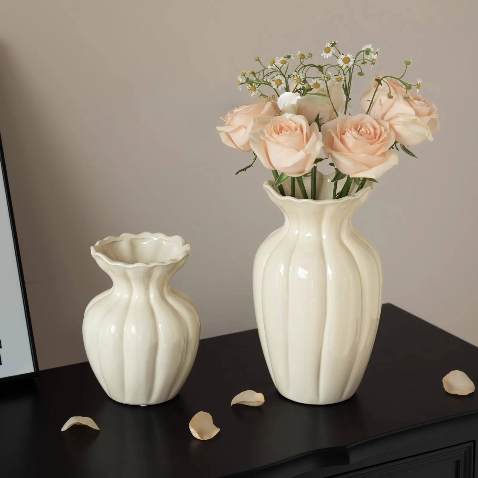 Ceramic Vase Retro White French-American Style Decoration Hydroponic Flower Arrangement Fresh Flower Decoration
Ceramic Vase Retro White French-American Style Decoration Hydroponic Flower Arrangement Fresh Flower Decoration