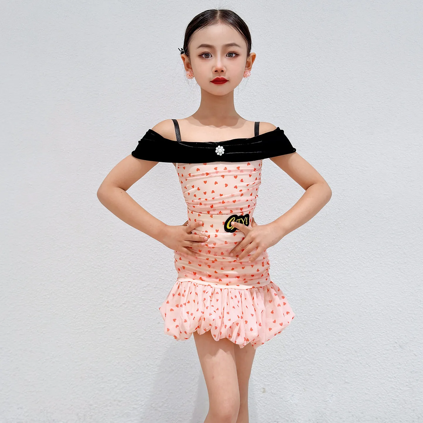 2026 Kids Off Shoulder Top Skirt Pink Split Suit Latin Dance Dress Performance Costumes Samba Dance Stage Clothes Wear DQL12616
2026 Kids Off Shoulder Top Skirt Pink Split Suit Latin Dance Dress Performance Costumes Samba Dance Stage Clothes Wear DQL12616