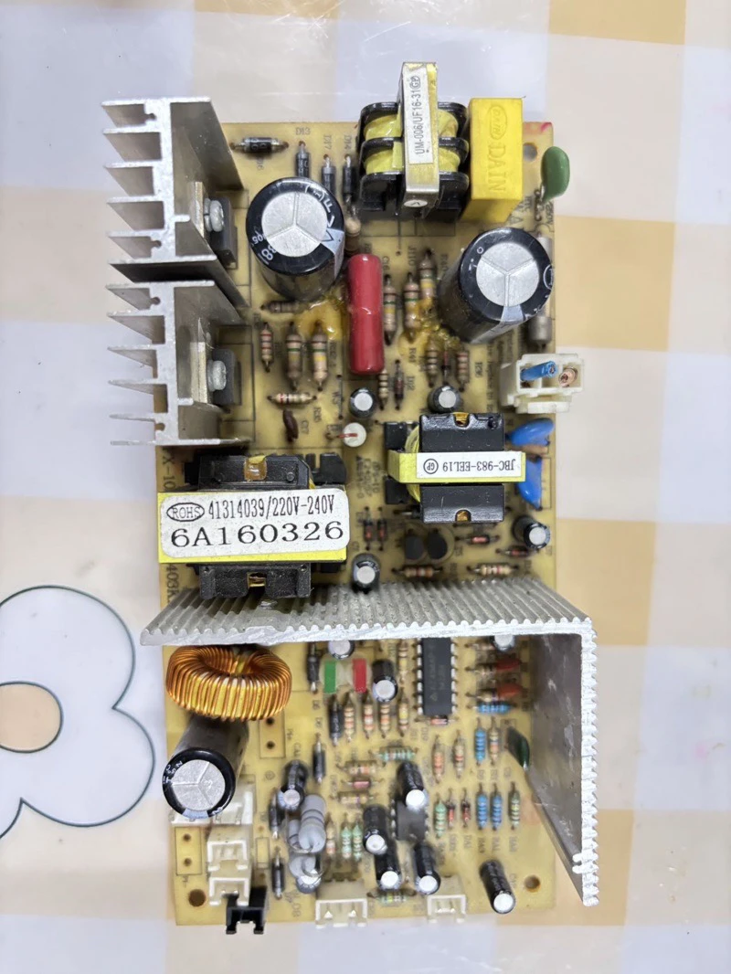 Applicable to FX-102 S PCB140403K1 electronic refrigerator wine cabinet computer board
Applicable to FX-102 S PCB140403K1 electronic refrigerator wine cabinet computer board